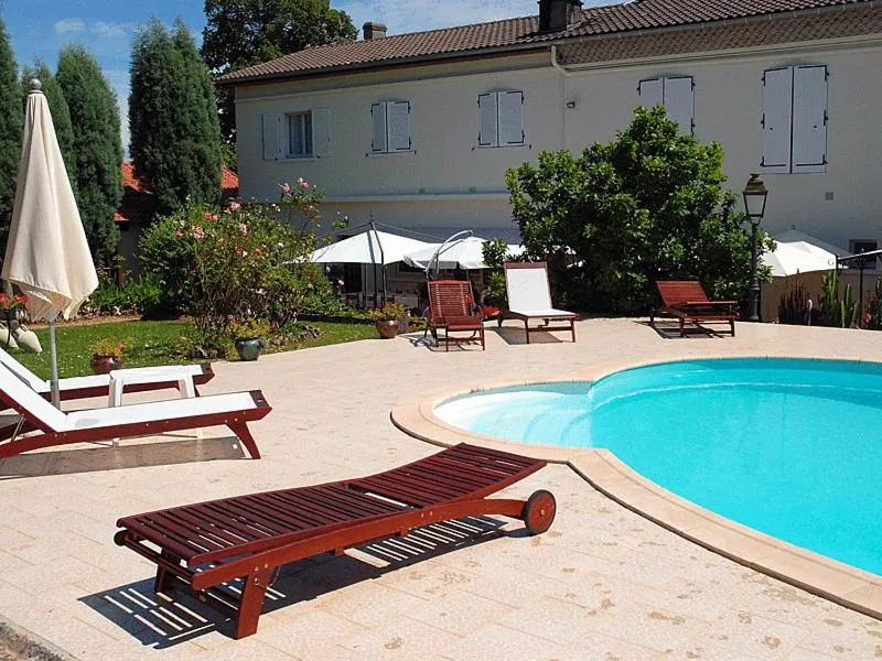 Swimming pool in Hotel du Commerce Chez Stéphane