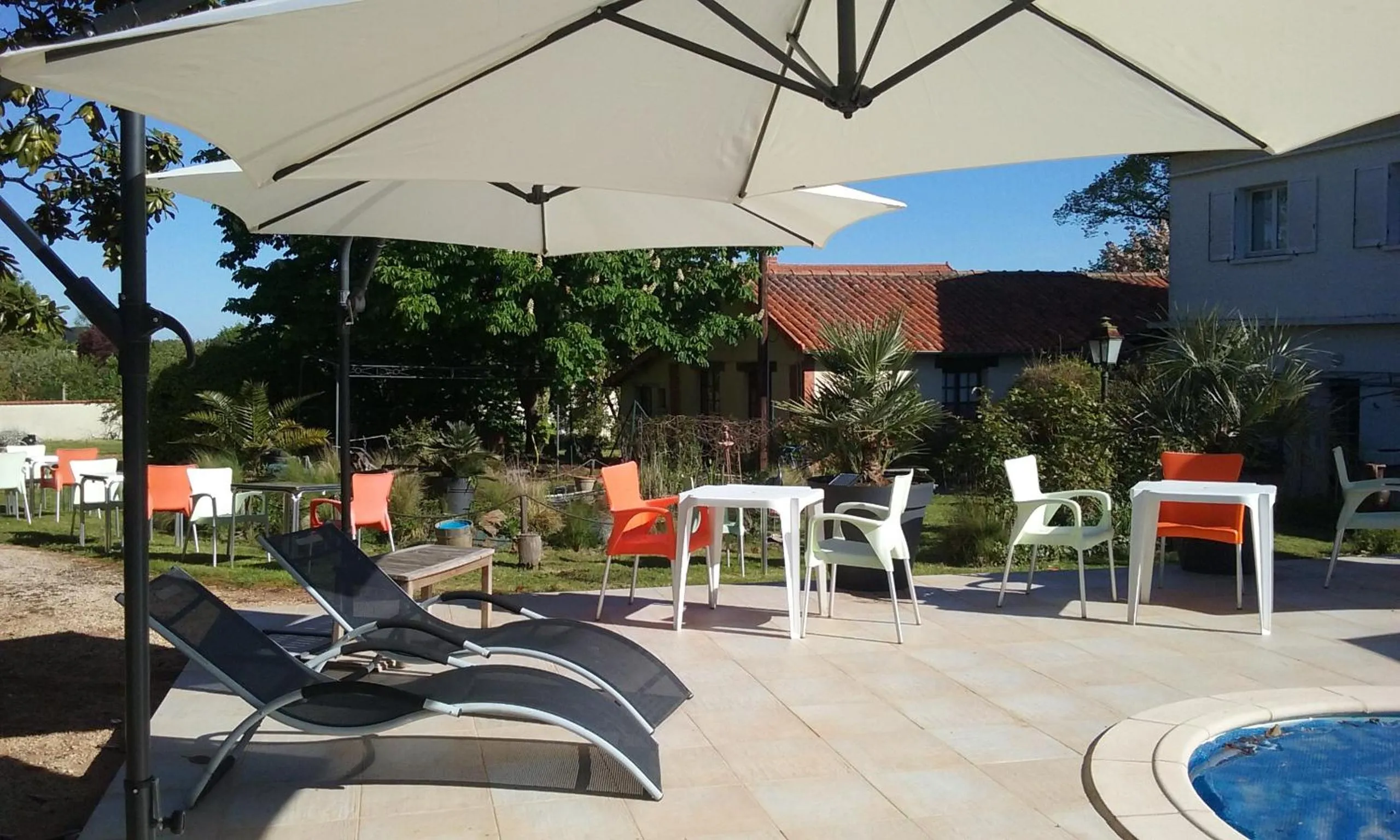 Swimming pool in Hotel du Commerce Chez Stéphane