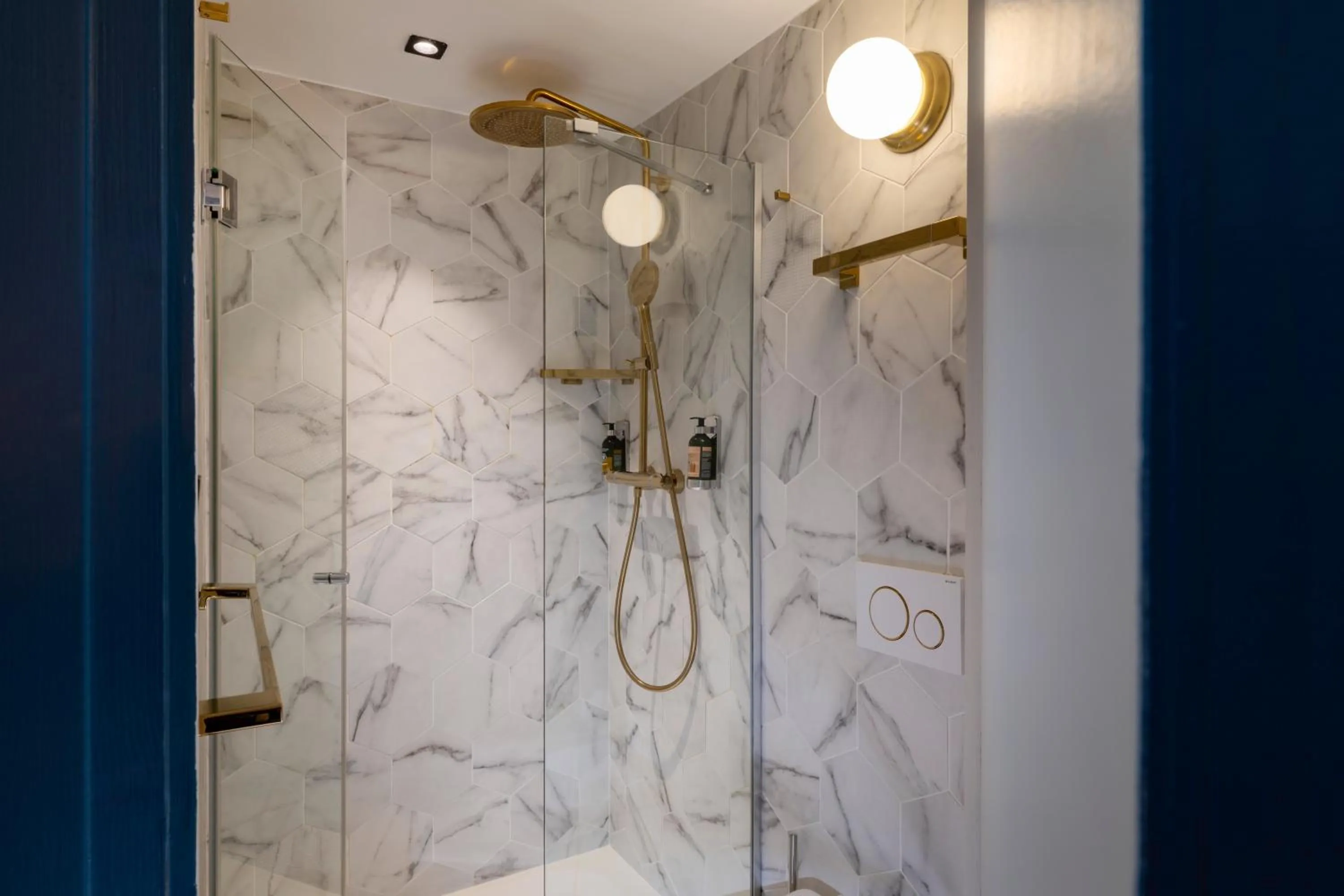 Shower in Hôtel Maxim Folies