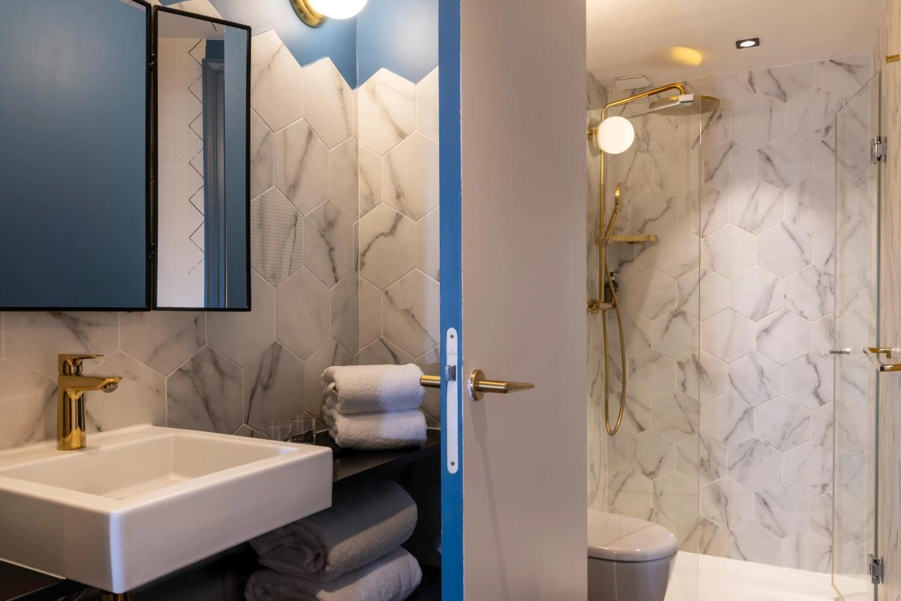 Bathroom in Hôtel Maxim Folies