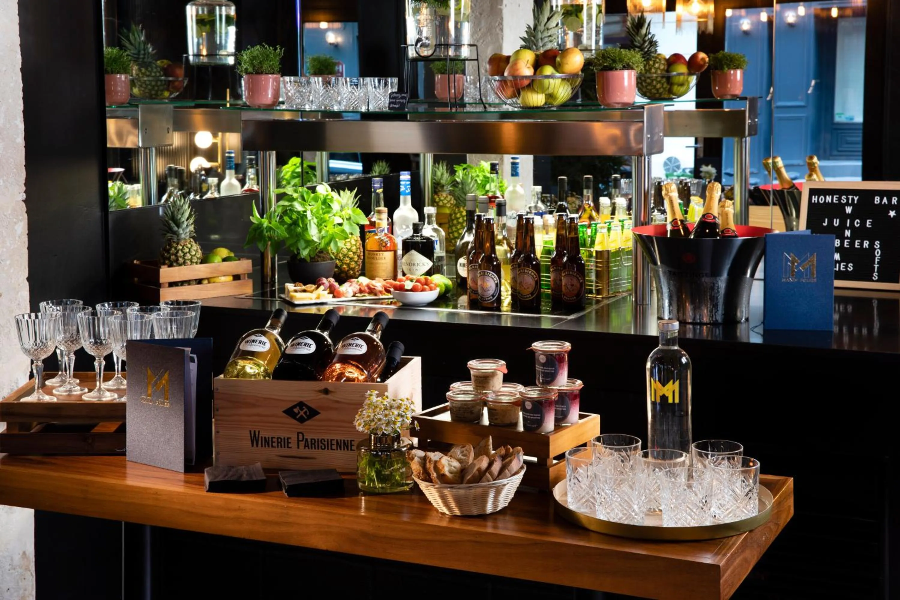 Lounge or bar in Hôtel Maxim Folies