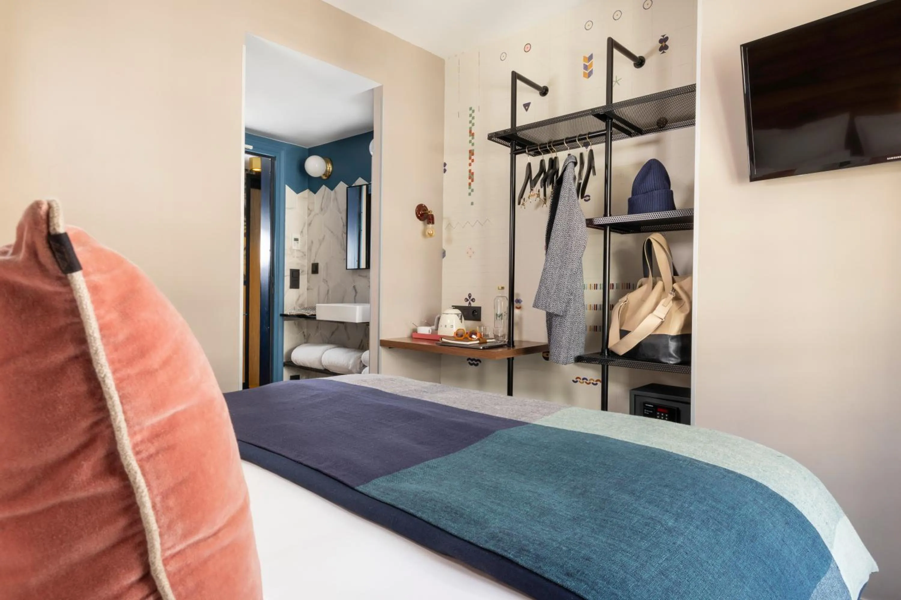 Bed in Hôtel Maxim Folies