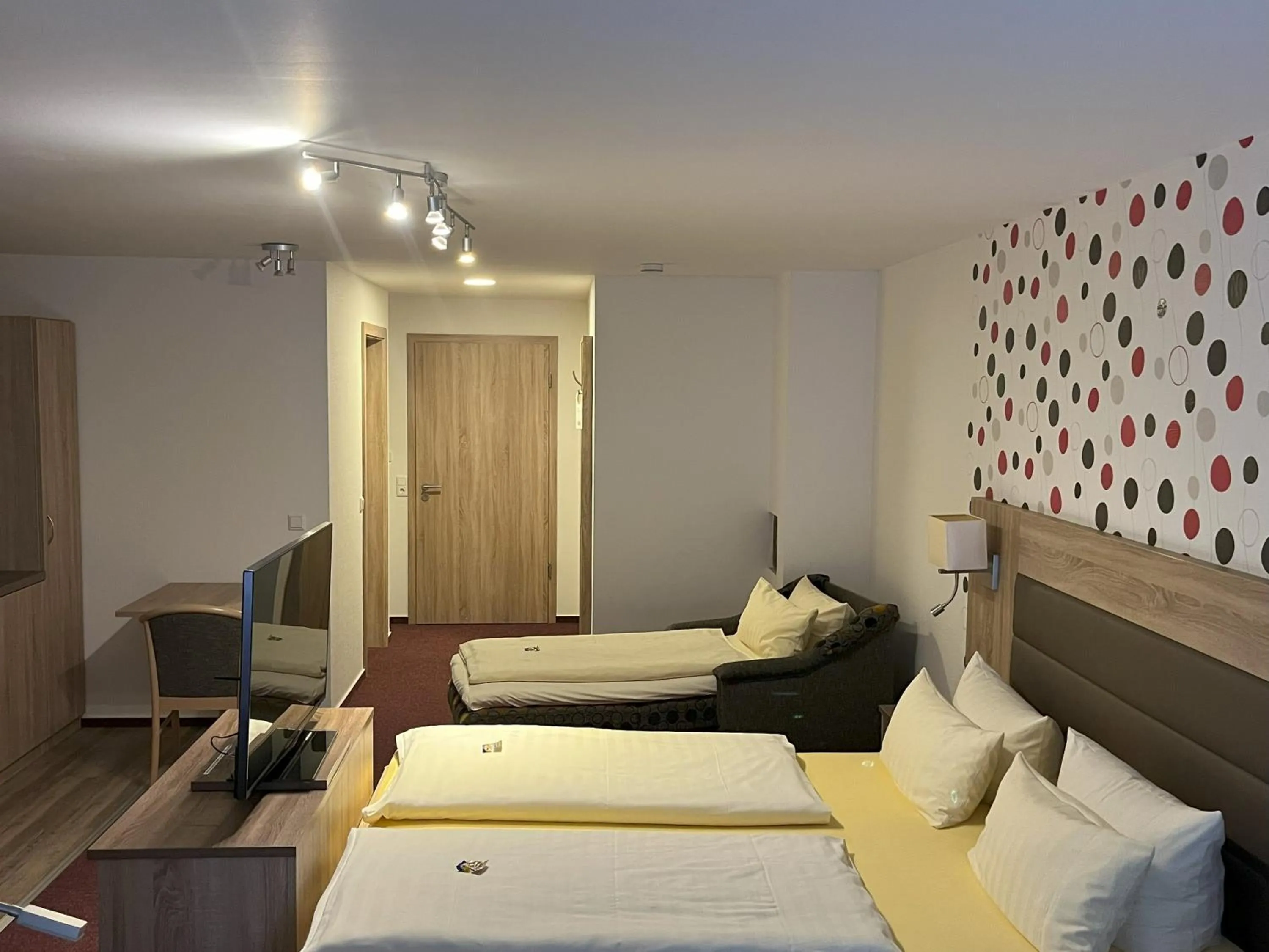 Photo of the whole room, Bed in Hotel am Steinertsee - Kassel-Ost