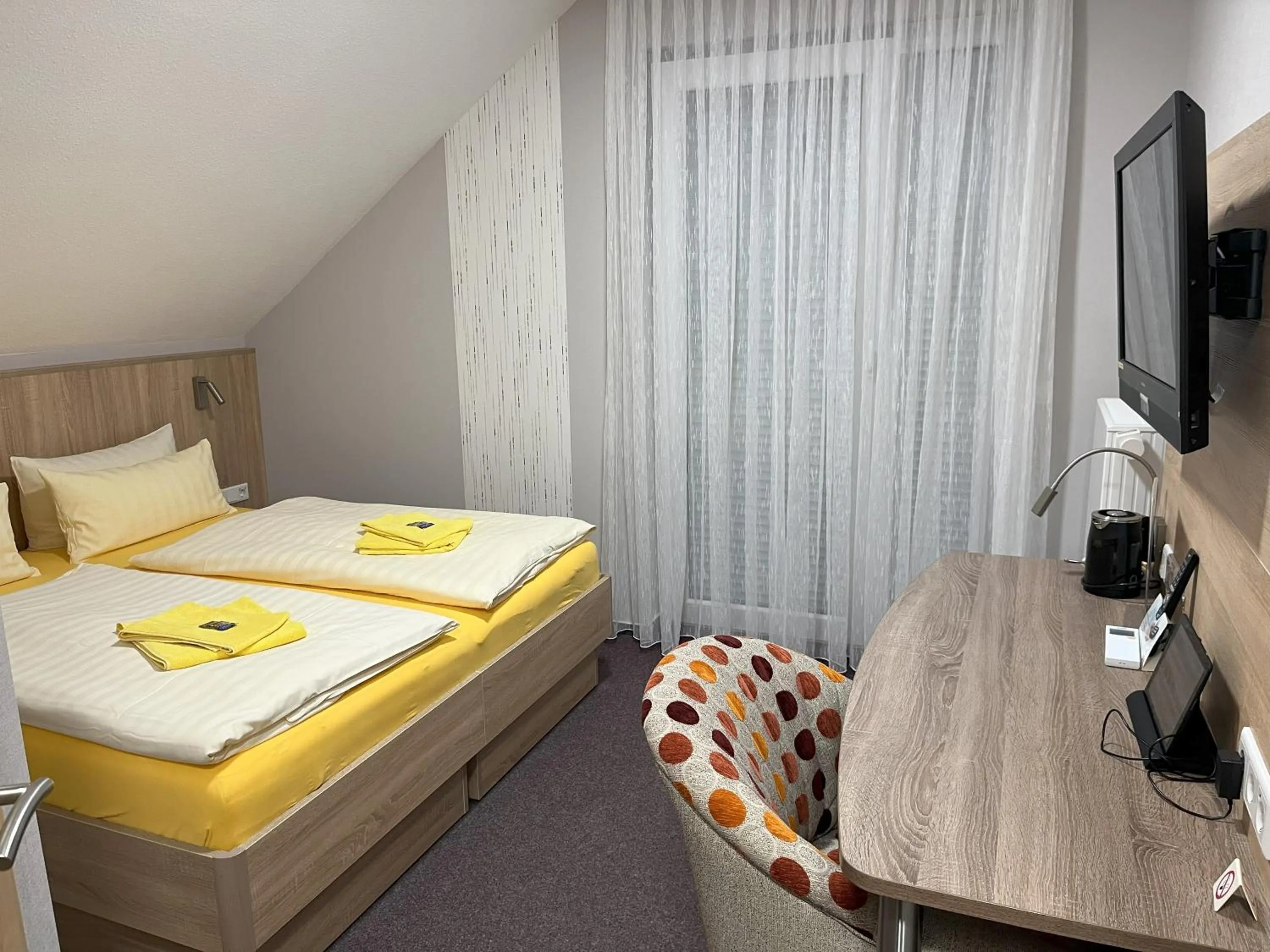 Photo of the whole room, Bed in Hotel am Steinertsee - Kassel-Ost