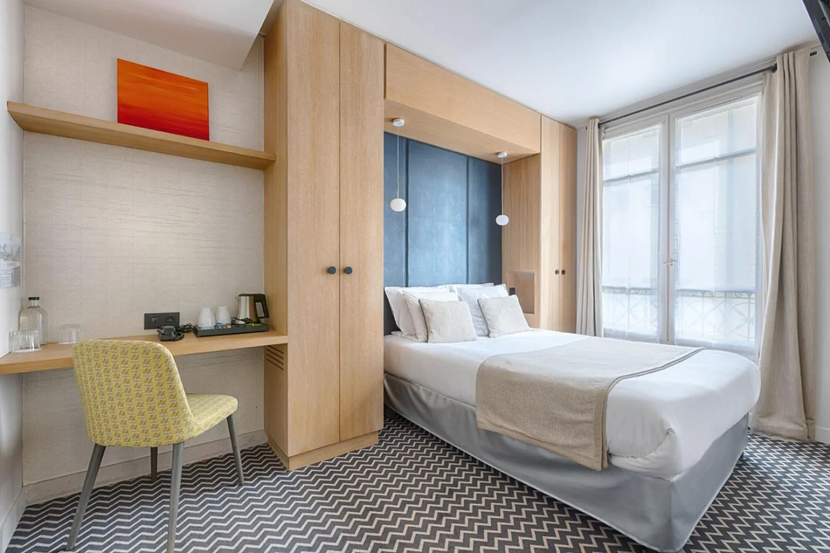 Bed in Hotel de France Invalides