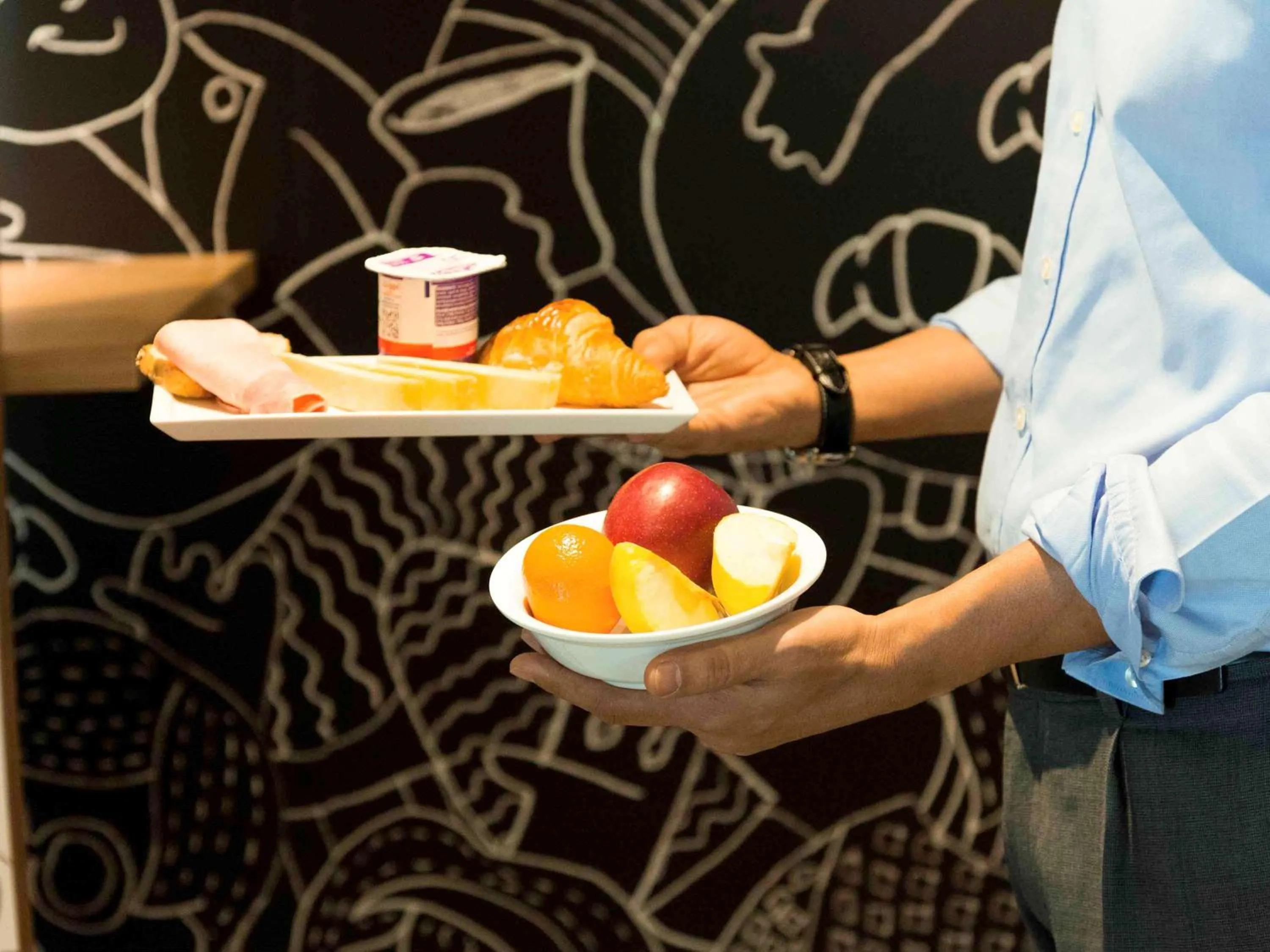 Restaurant/places to eat in Ibis Orly Chevilly Tram 7