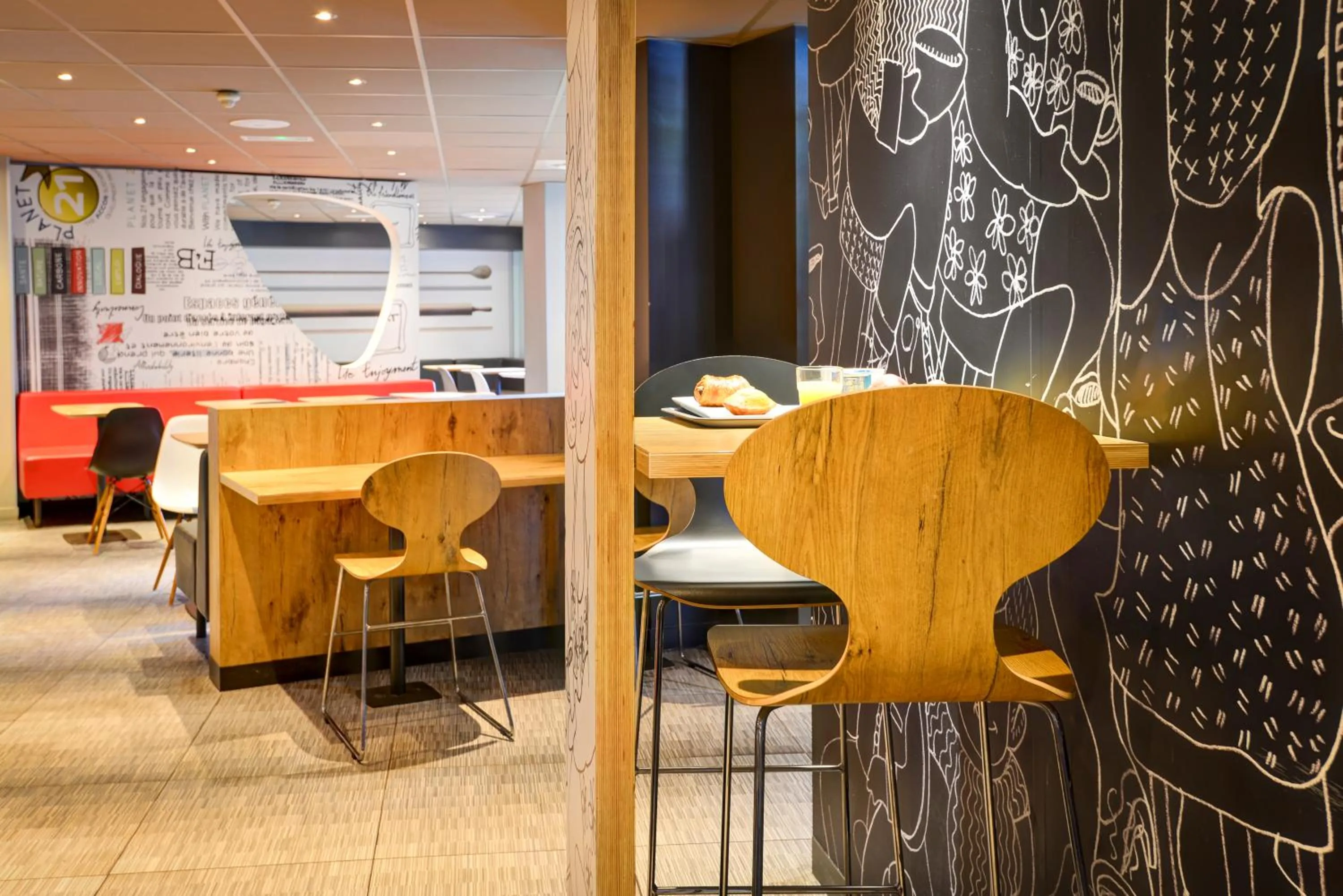 Restaurant/places to eat in Ibis Orly Chevilly Tram 7