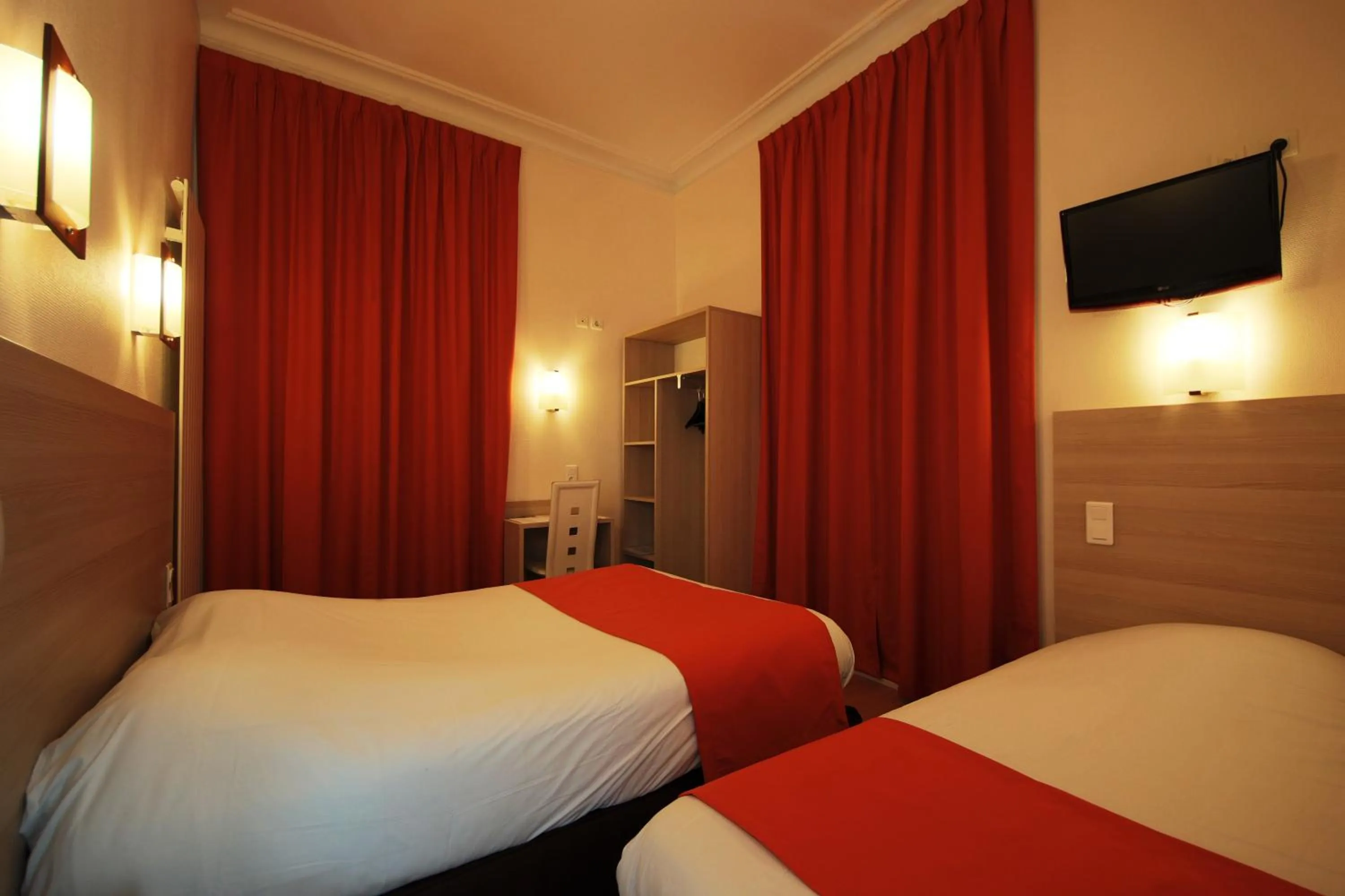 Bedroom, Bed in Hôtel De La Cathédrale