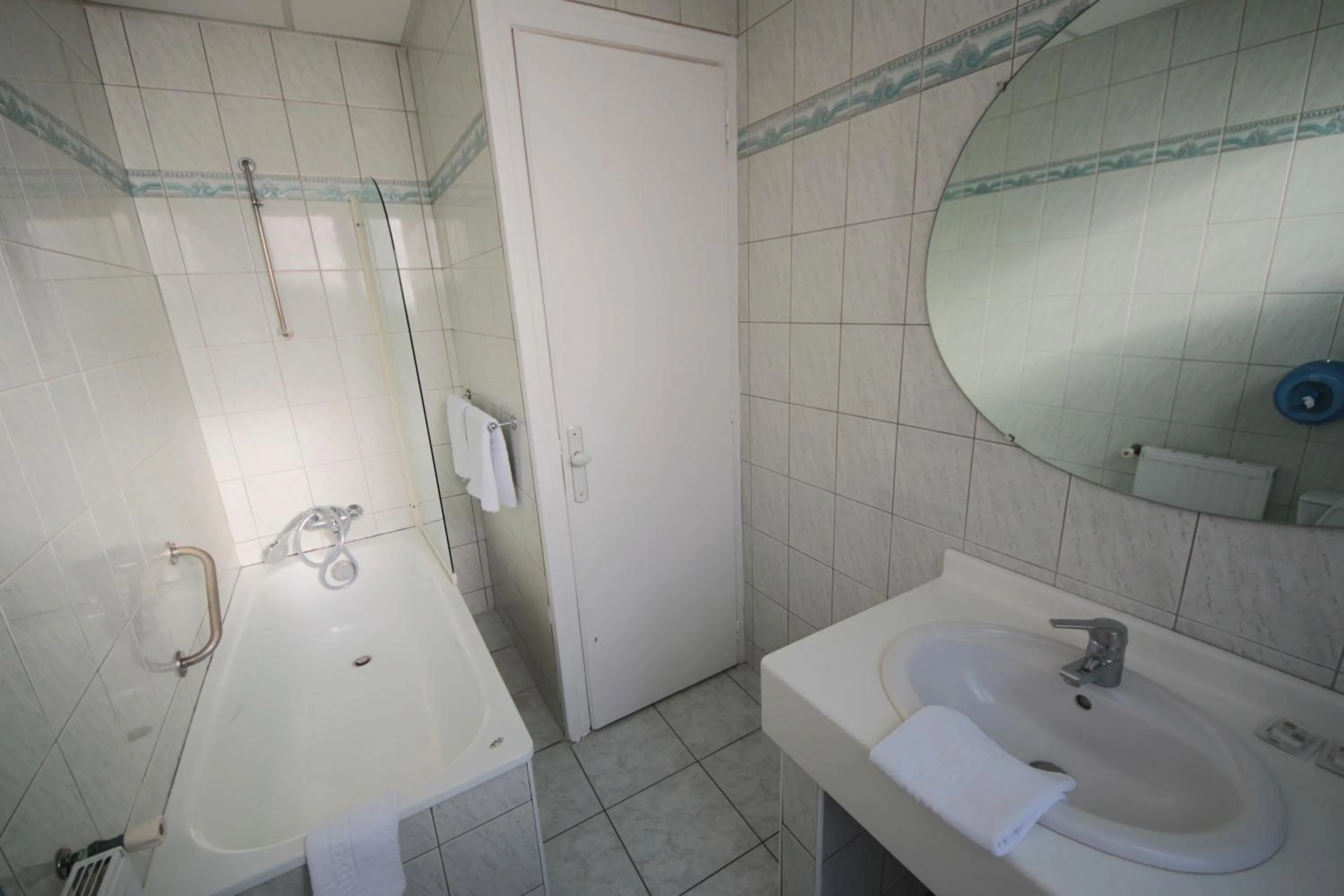 Bathroom in Hôtel De La Cathédrale
