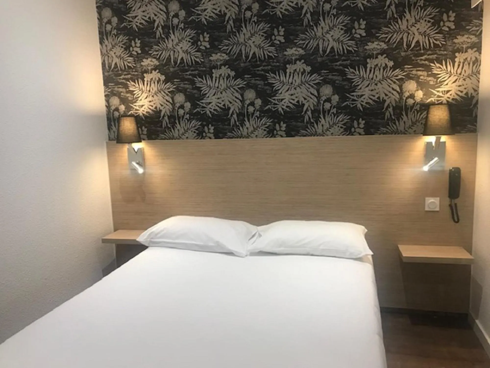 Bedroom, Bed in Hotel de Bordeaux