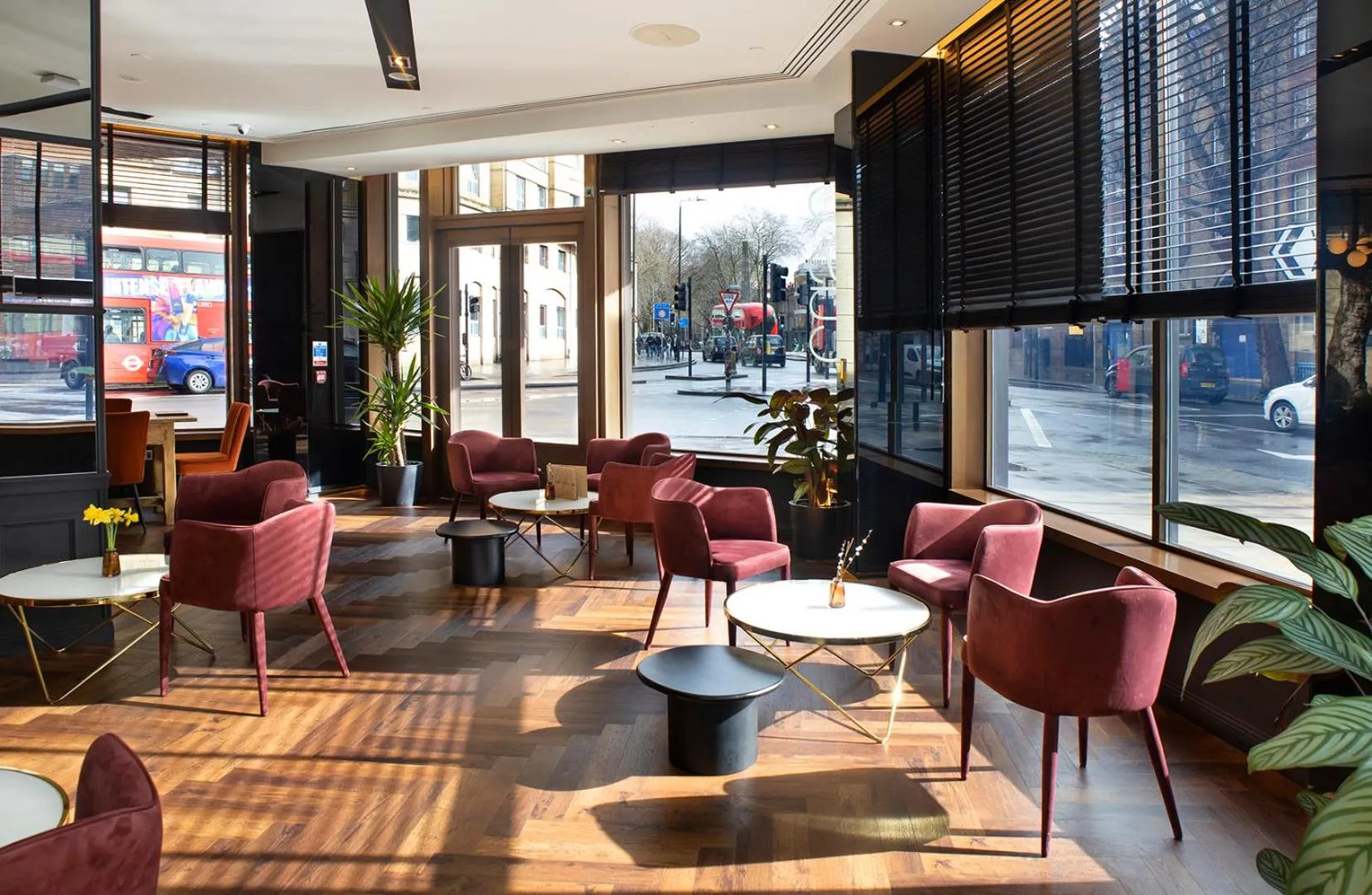 Lounge or bar in H10 London Waterloo