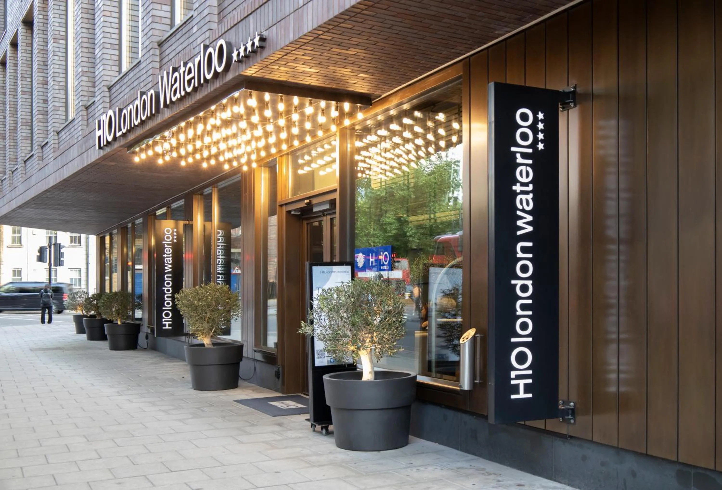 Facade/entrance in H10 London Waterloo