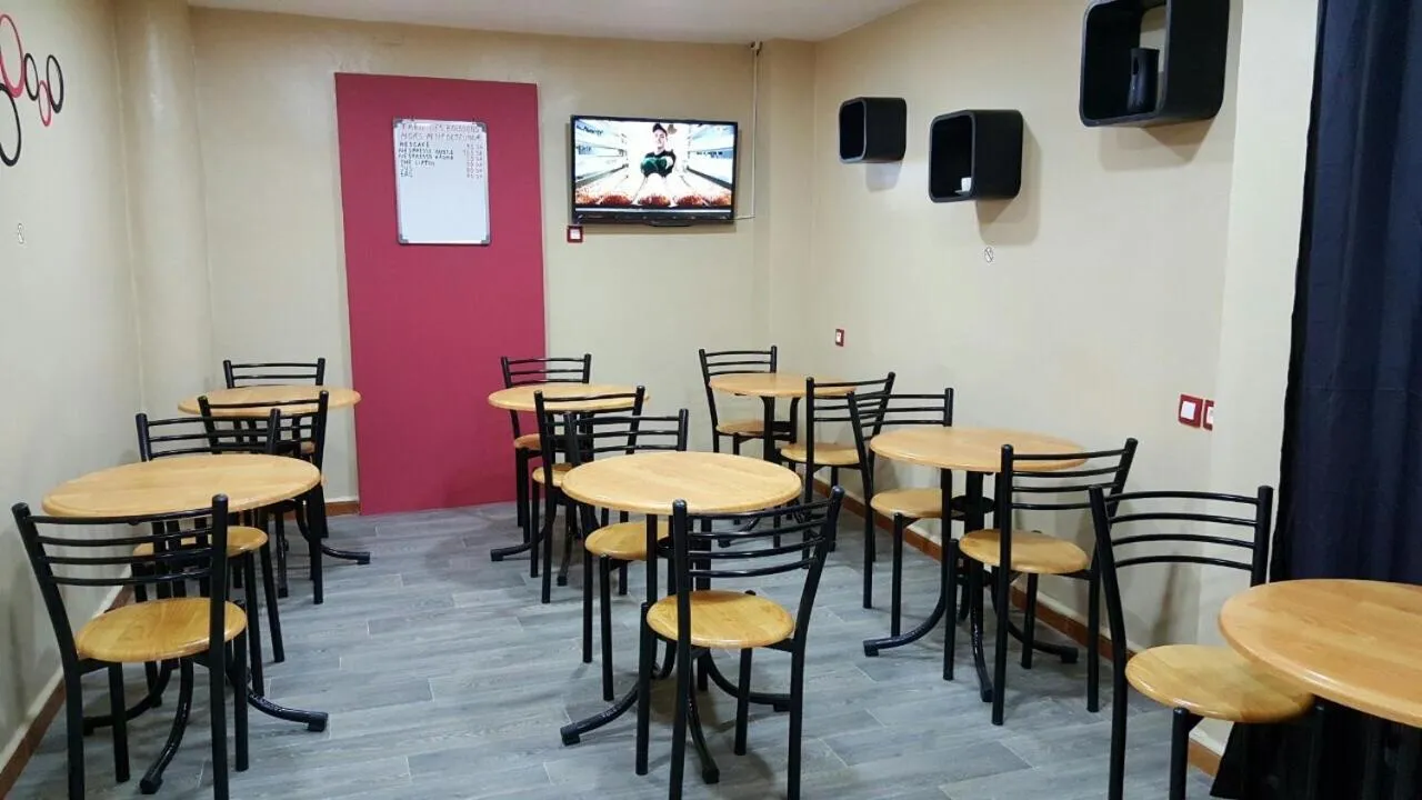 Restaurant/places to eat in Hotel la brise