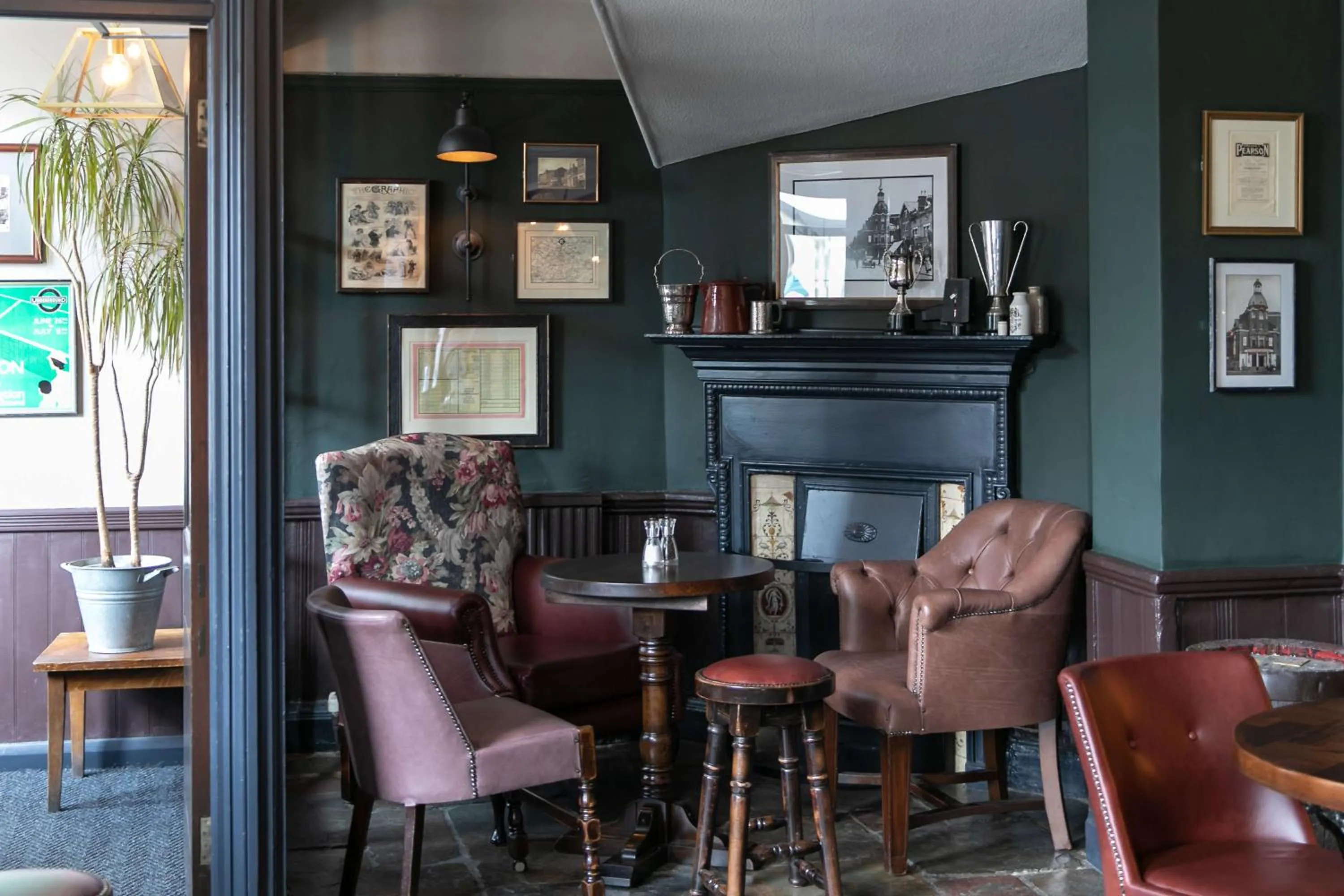 Communal lounge/ TV room in Rose And Crown Hotel