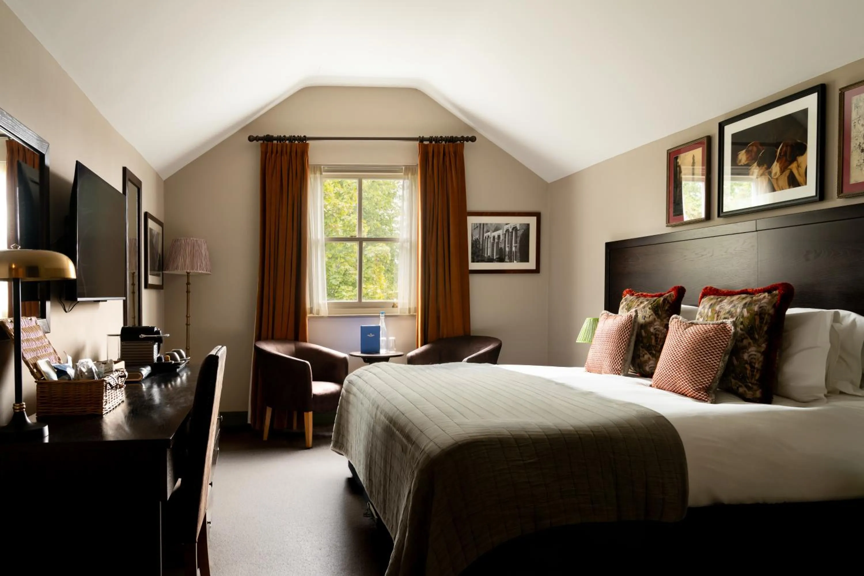 Bedroom, Bed in Rose And Crown Hotel