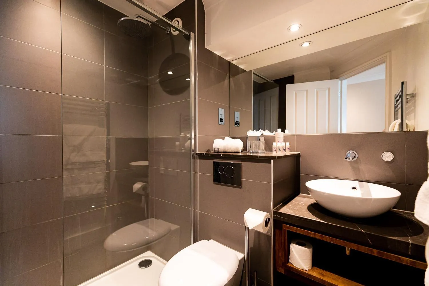 Shower in Rose And Crown Hotel