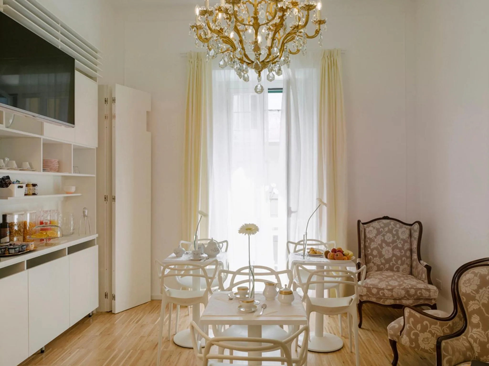 Communal lounge/ TV room in Maison Fleurie