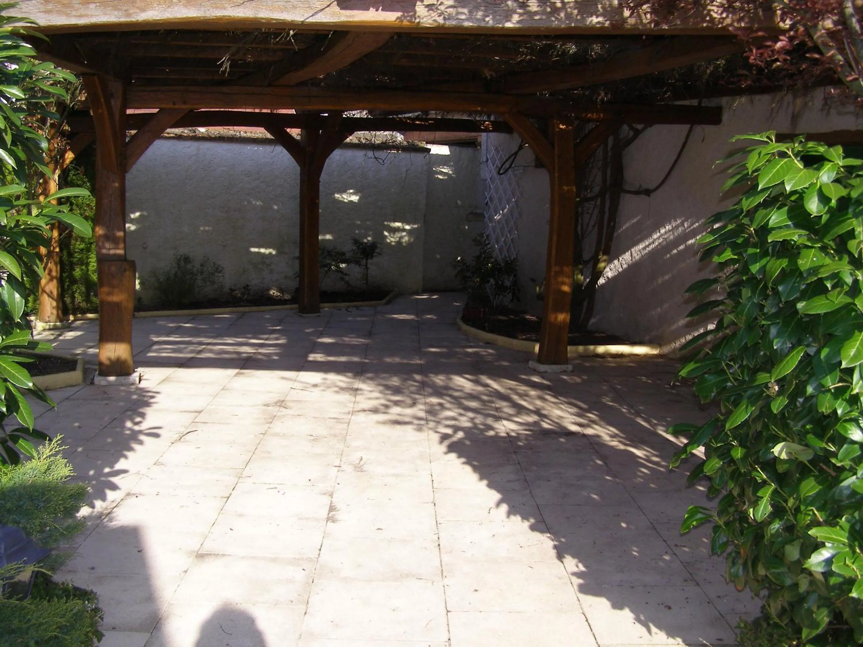 Patio in Logis Auberge À La Tête De Lard