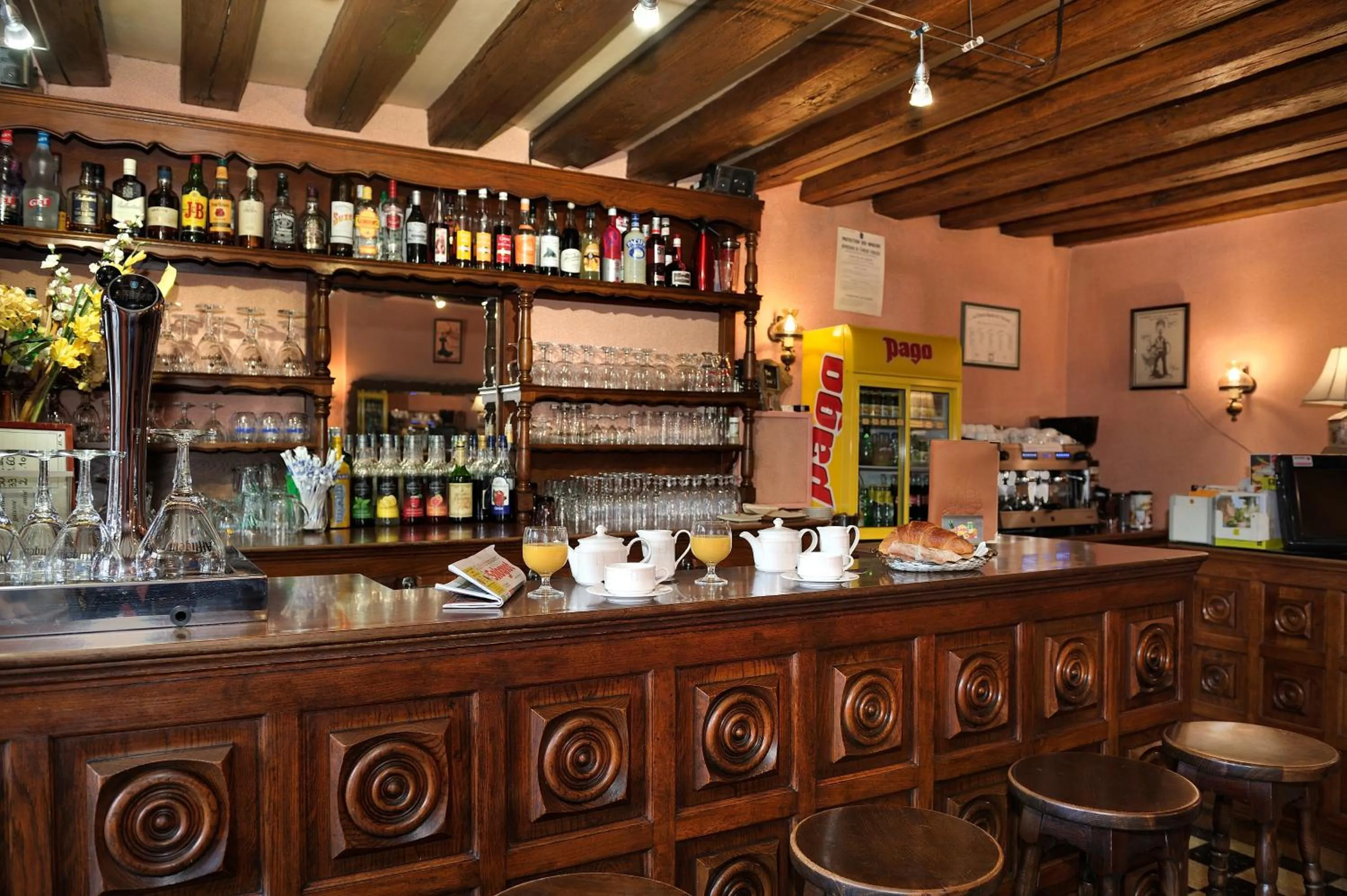 Lounge or bar in Logis Auberge À La Tête De Lard