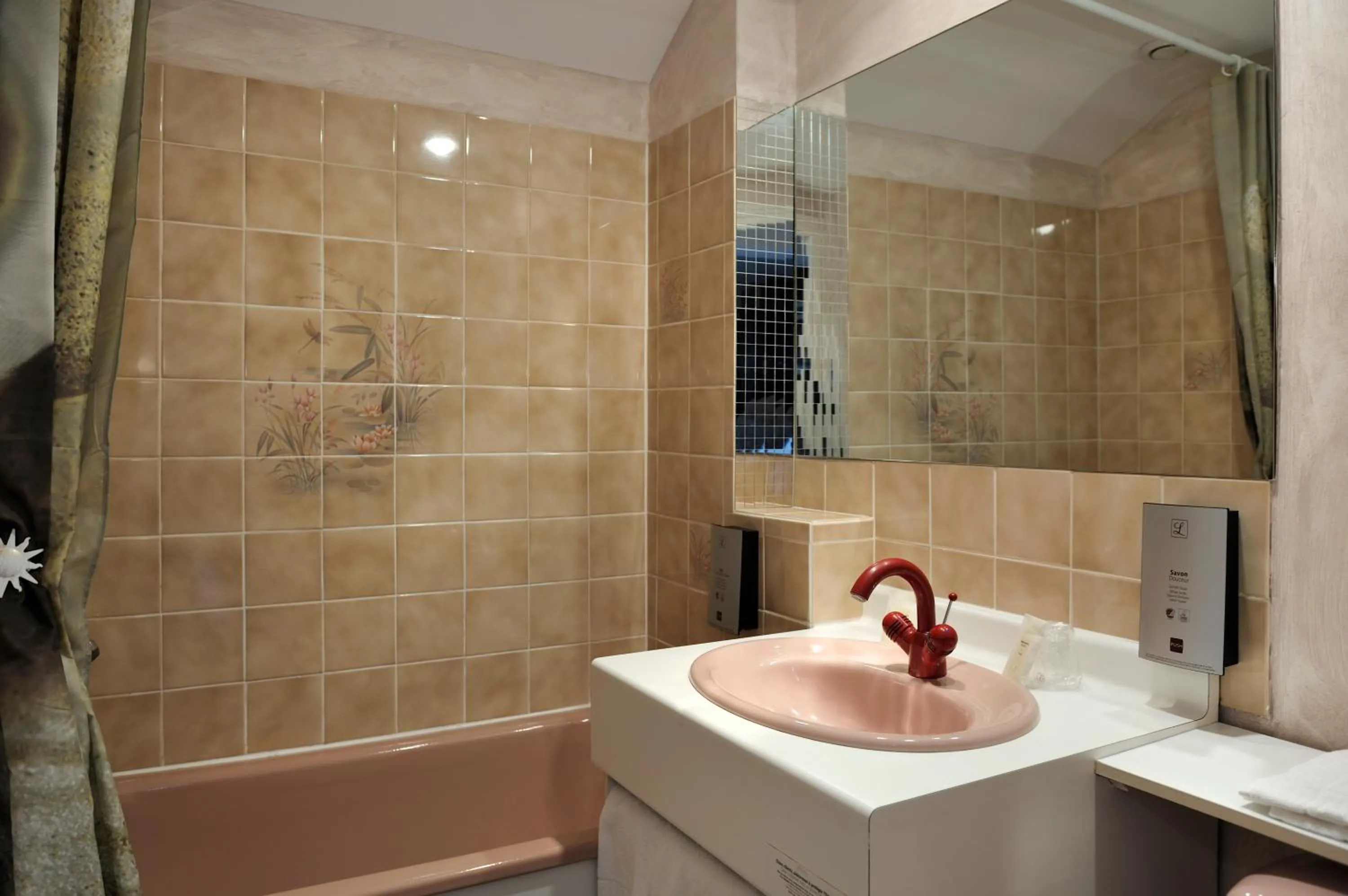 Bathroom in Logis Auberge À La Tête De Lard