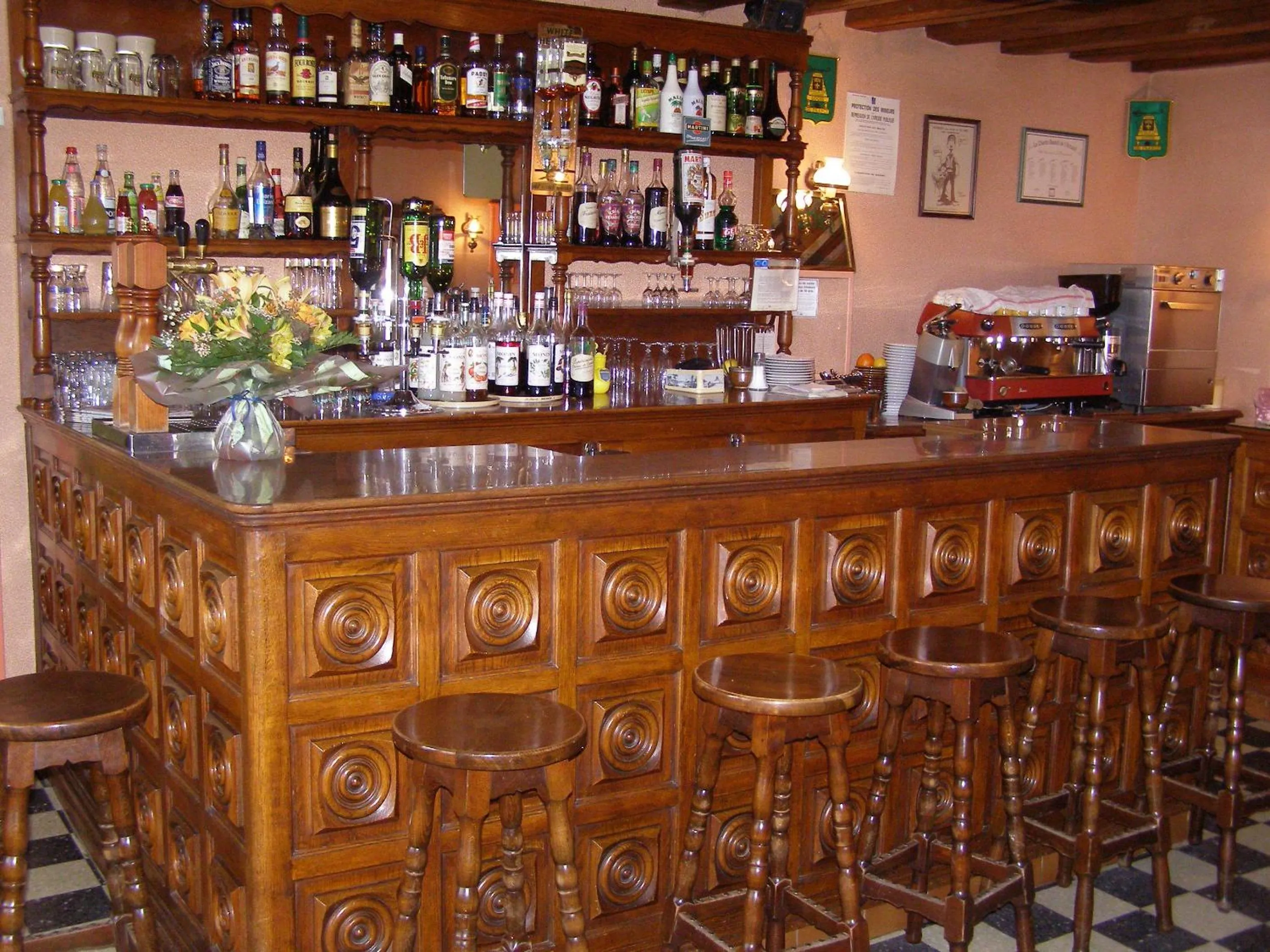 Lounge or bar in Logis Auberge À La Tête De Lard