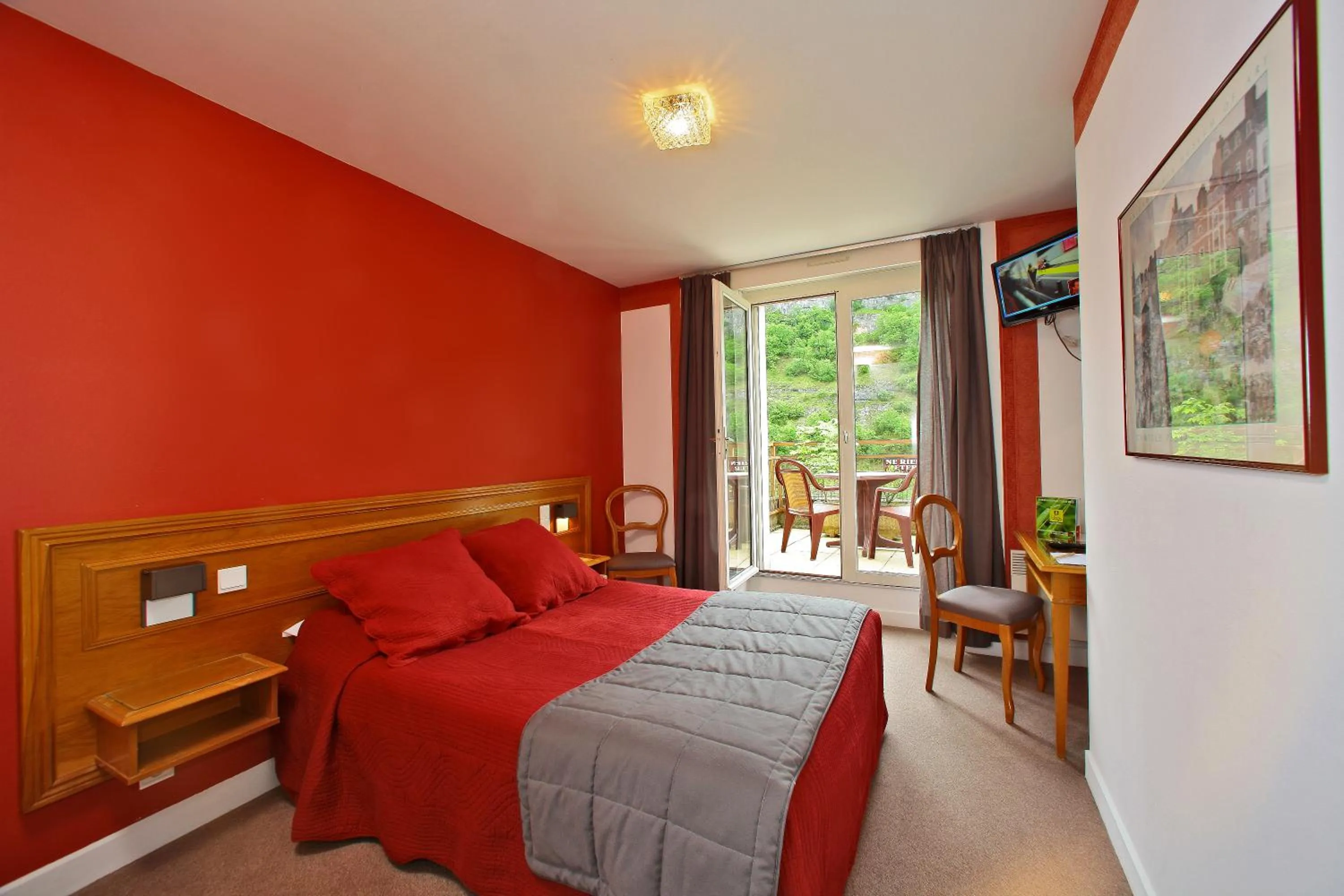 Photo of the whole room, Bed in Le Terminus des Pèlerins