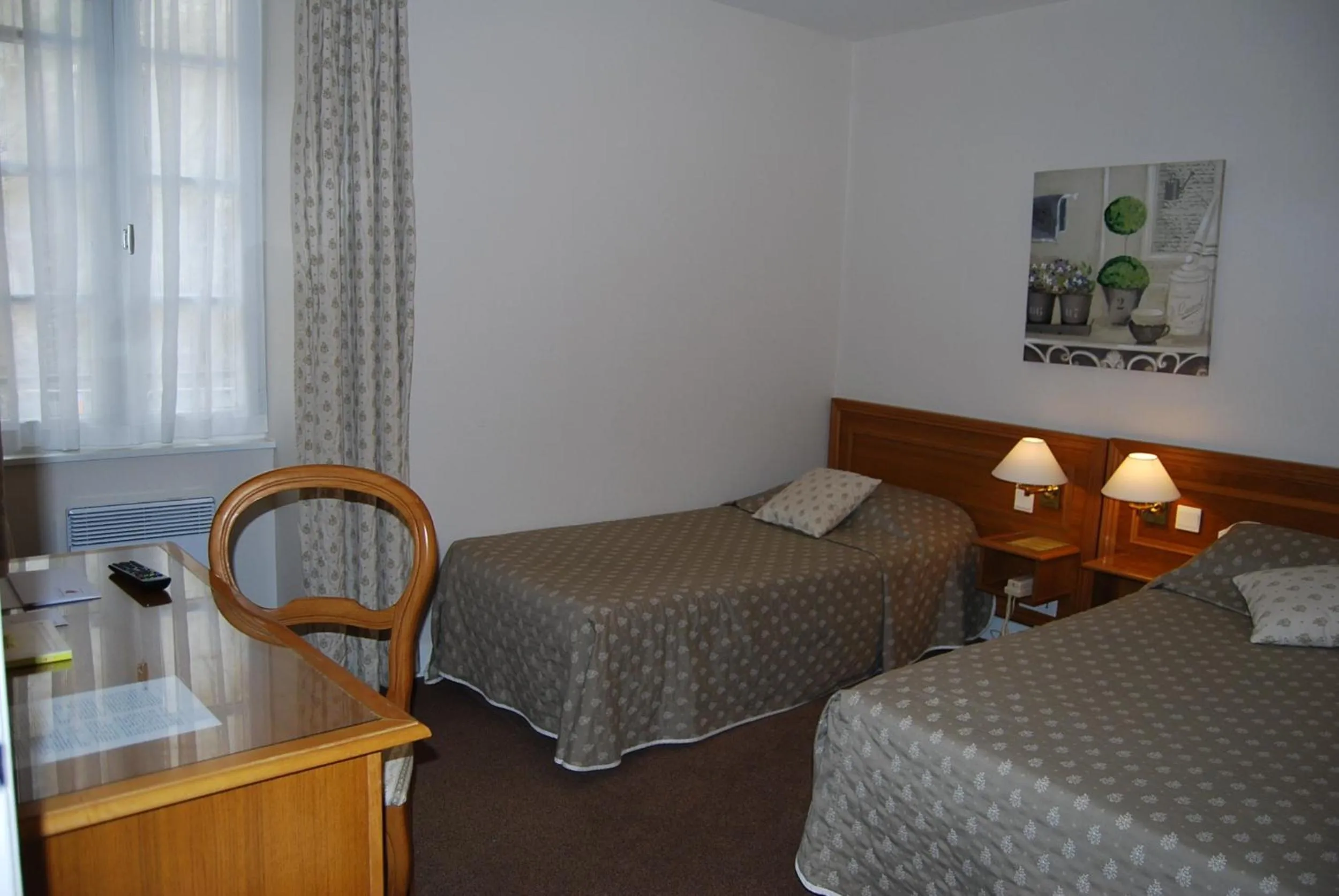 Photo of the whole room, Bed in Le Terminus des Pèlerins