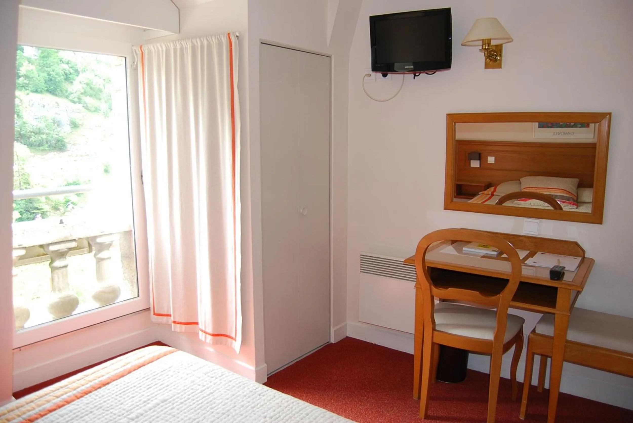 Photo of the whole room, Bed in Le Terminus des Pèlerins