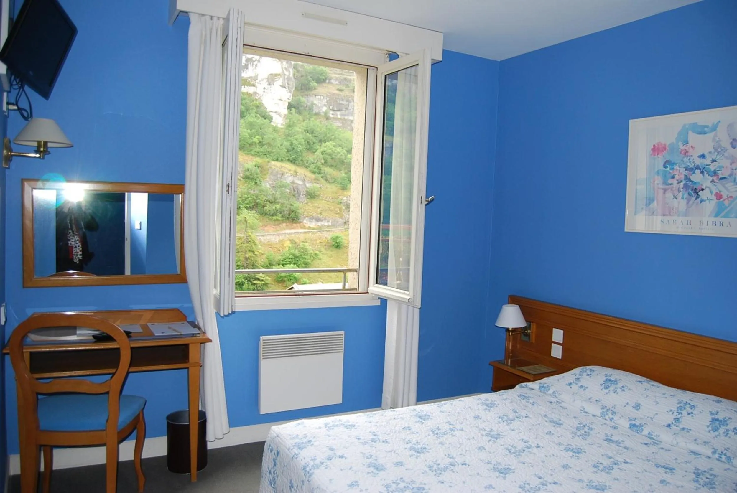 Photo of the whole room, Bed in Le Terminus des Pèlerins