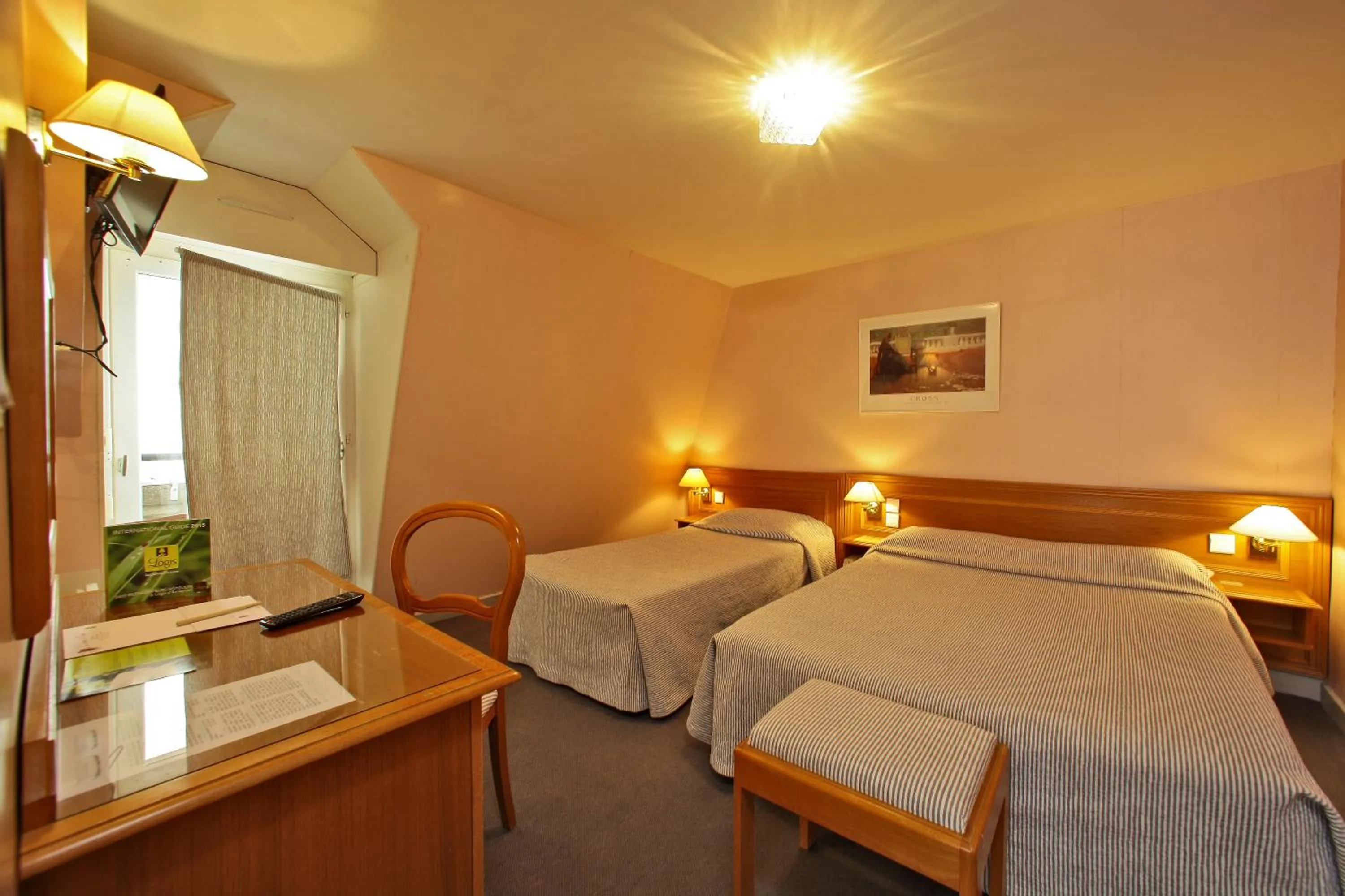 Photo of the whole room, Bed in Le Terminus des Pèlerins