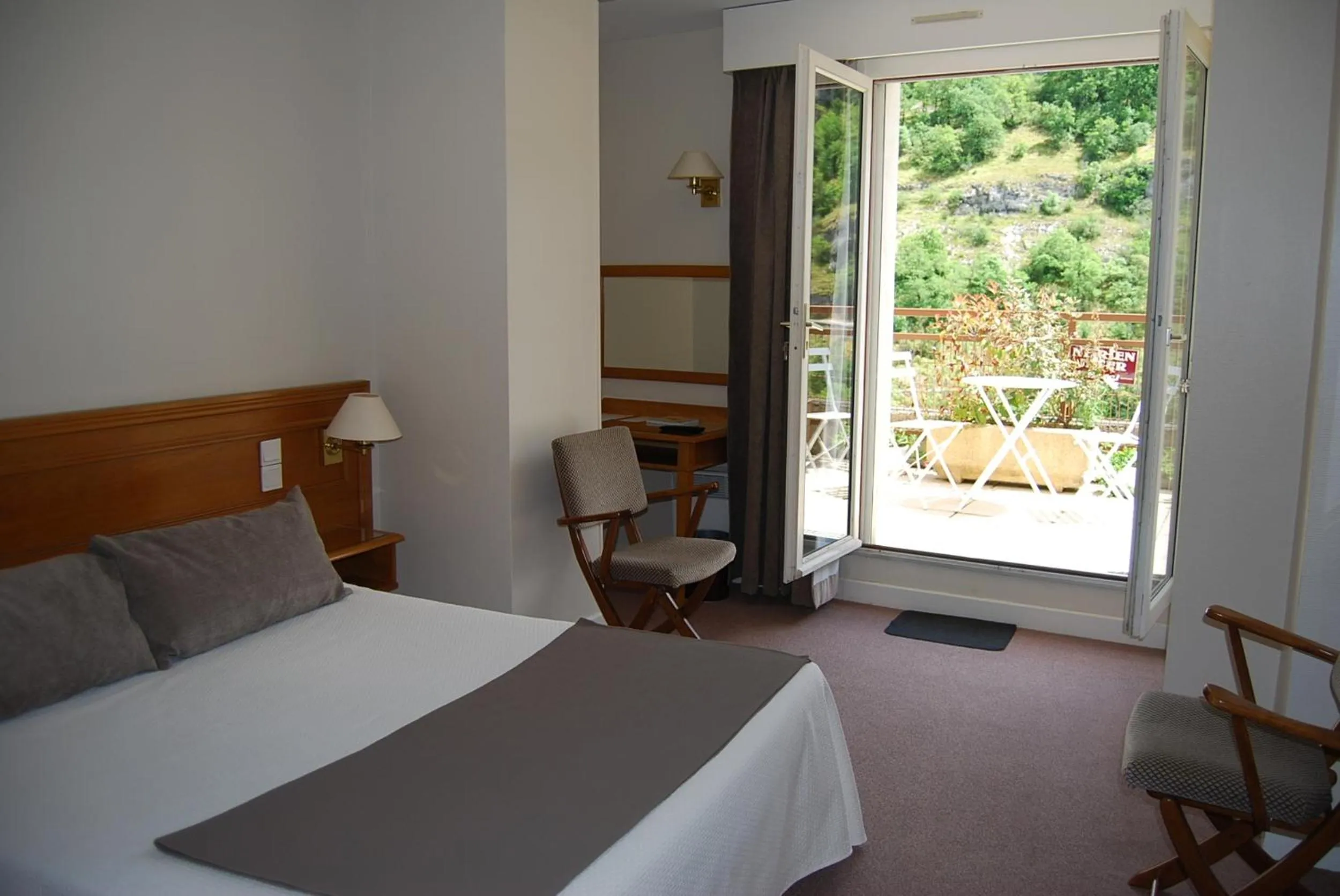 Photo of the whole room, Bed in Le Terminus des Pèlerins