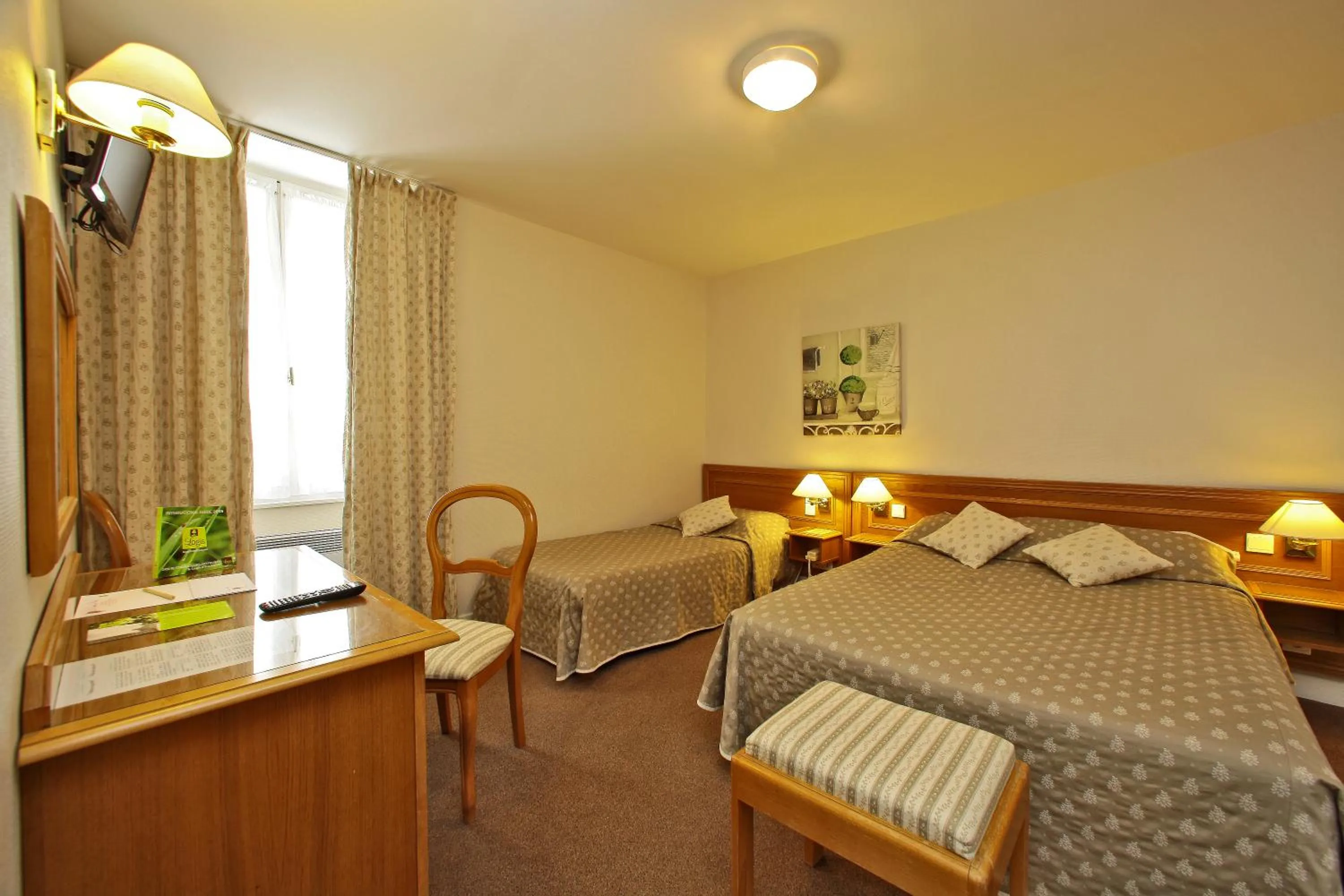 Photo of the whole room, Bed in Le Terminus des Pèlerins