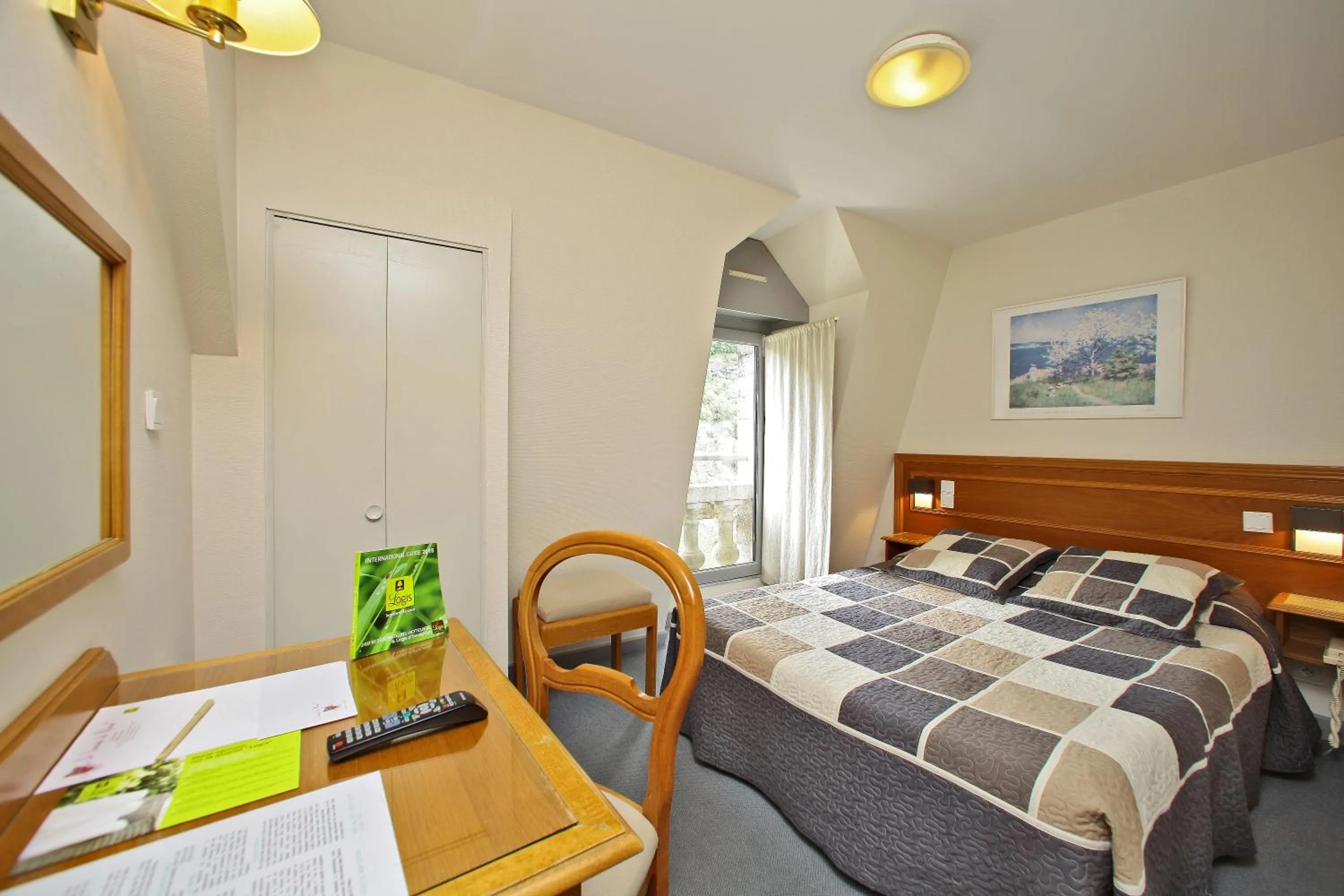 Photo of the whole room, Bed in Le Terminus des Pèlerins