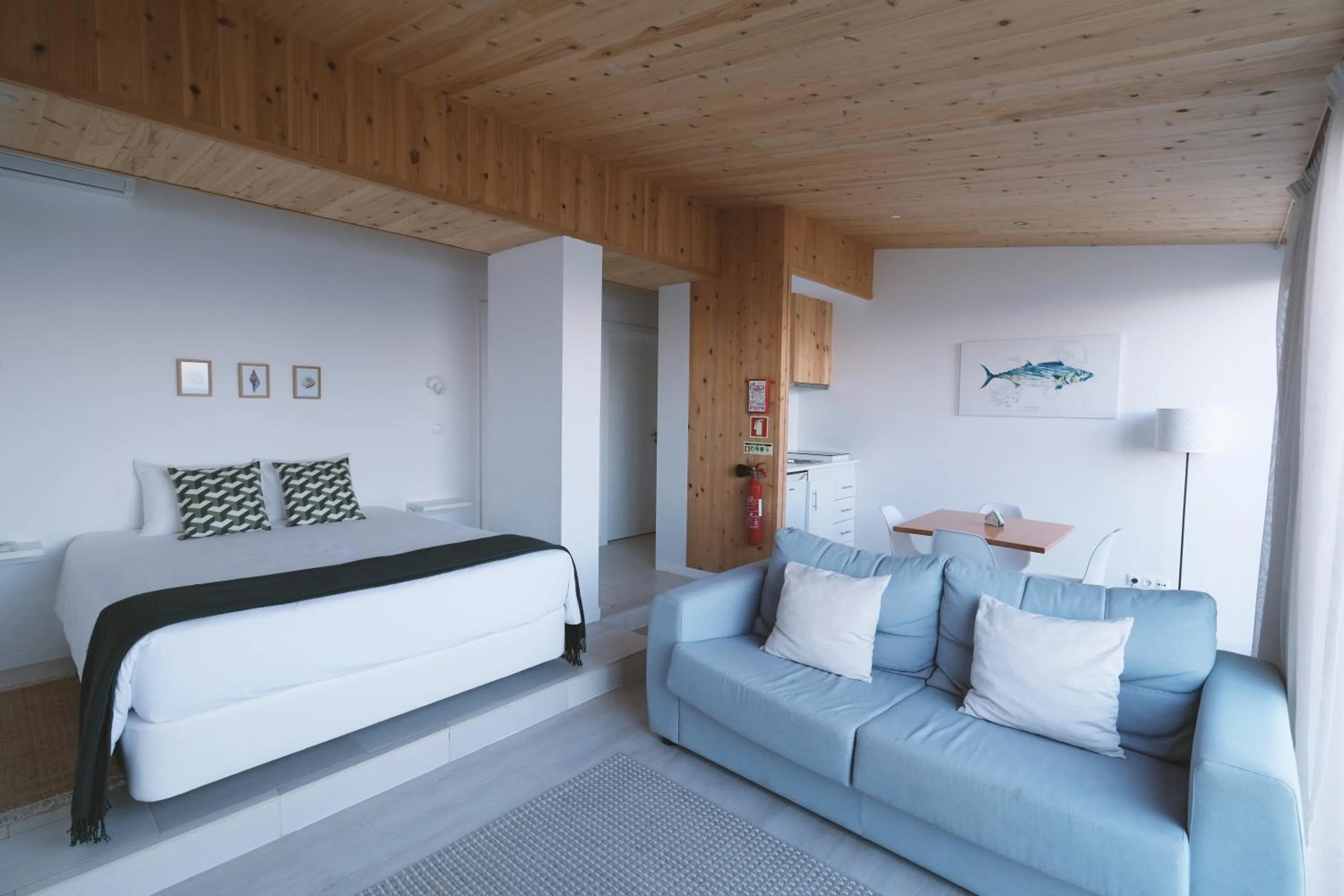 Living room, Bed in Sao Vicente Lodge - Atlantic Retreat
