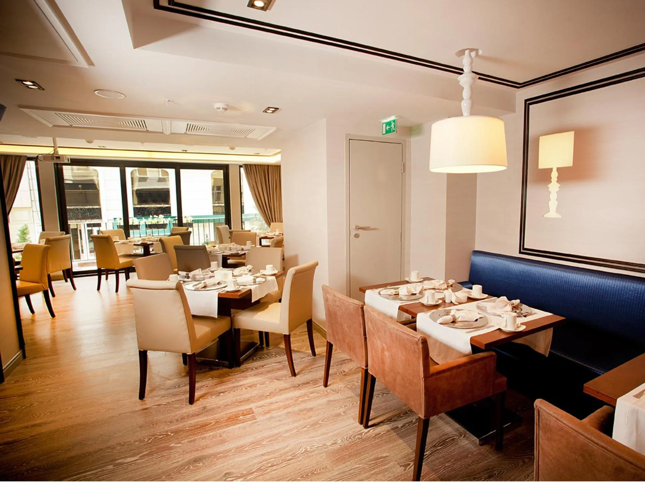 Restaurant/places to eat in Hotel La Villa