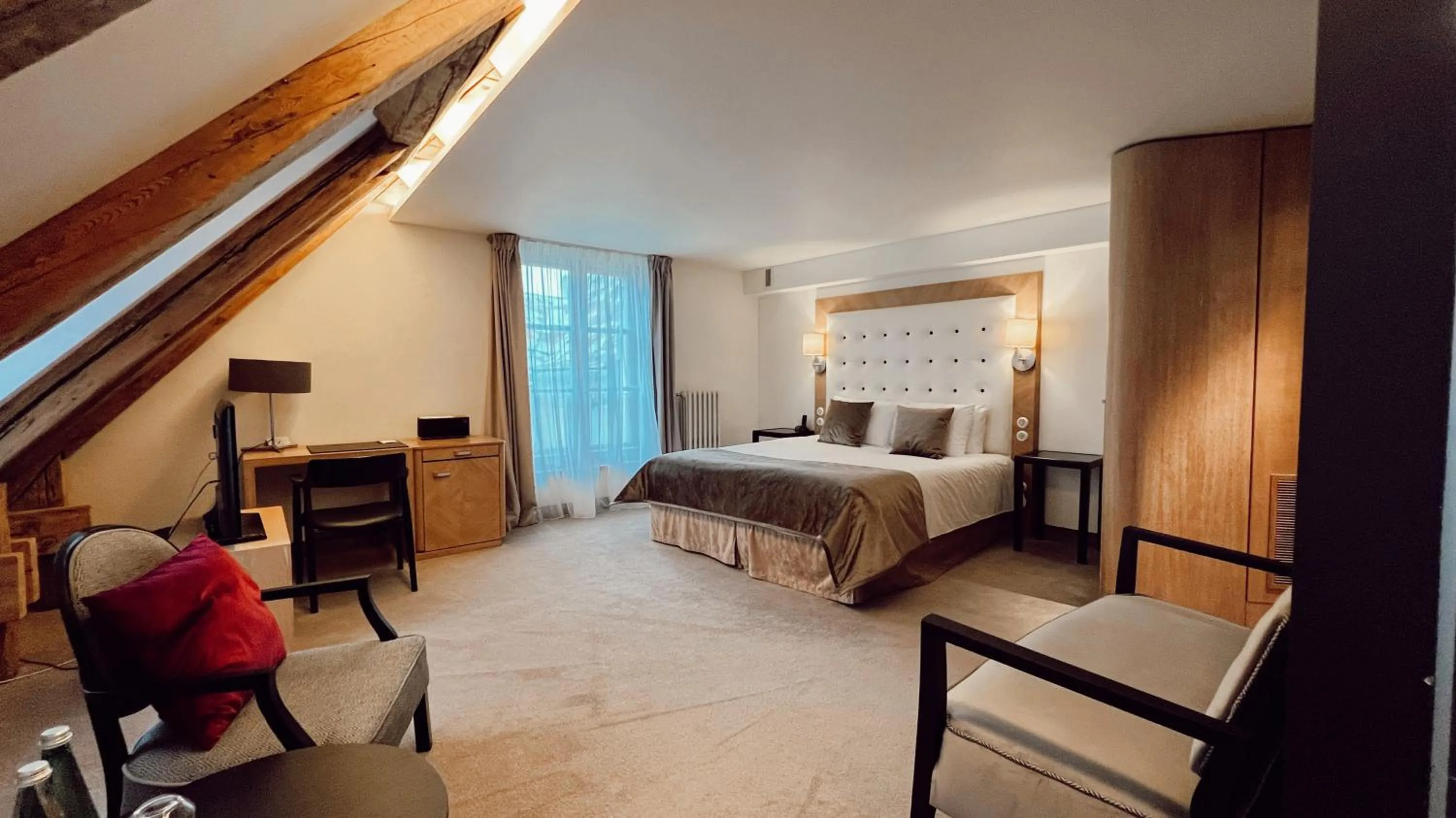 Seating area, Bed in Dome Hotel