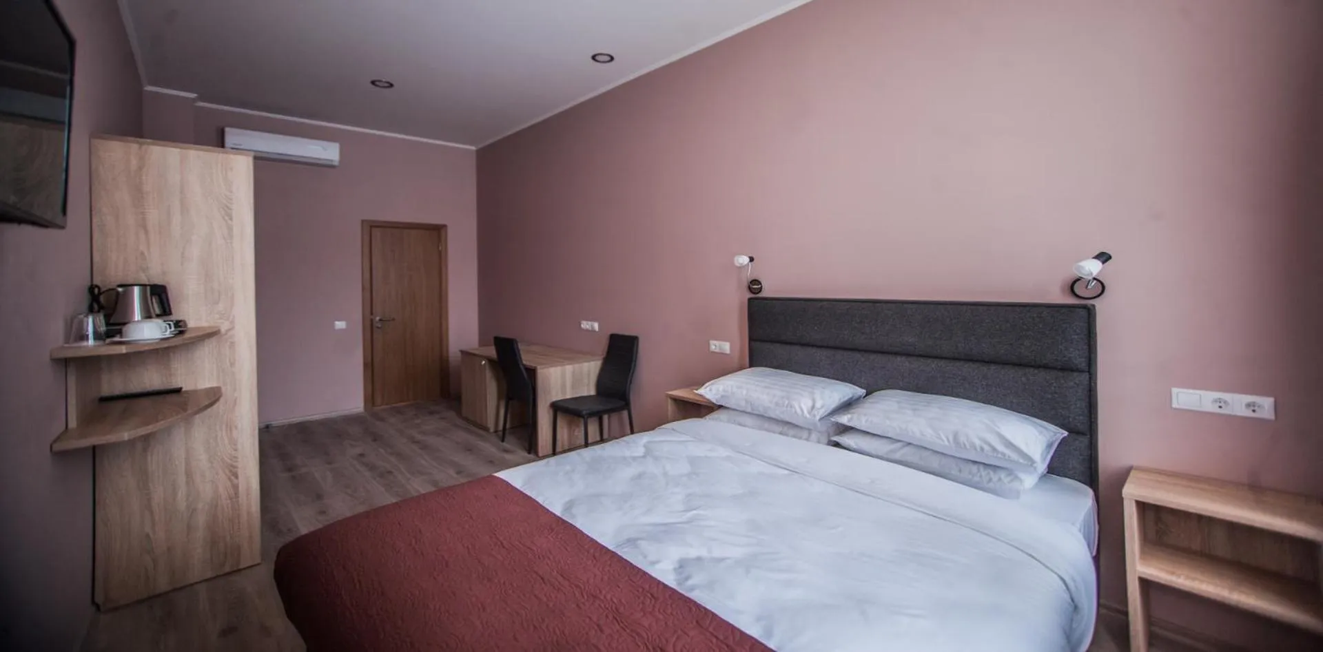 Photo of the whole room, Bed in Biplan Hotel