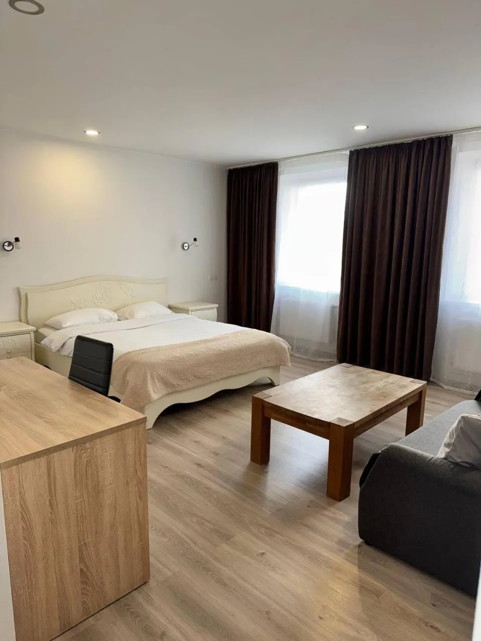 Living room, Bed in Biplan Hotel