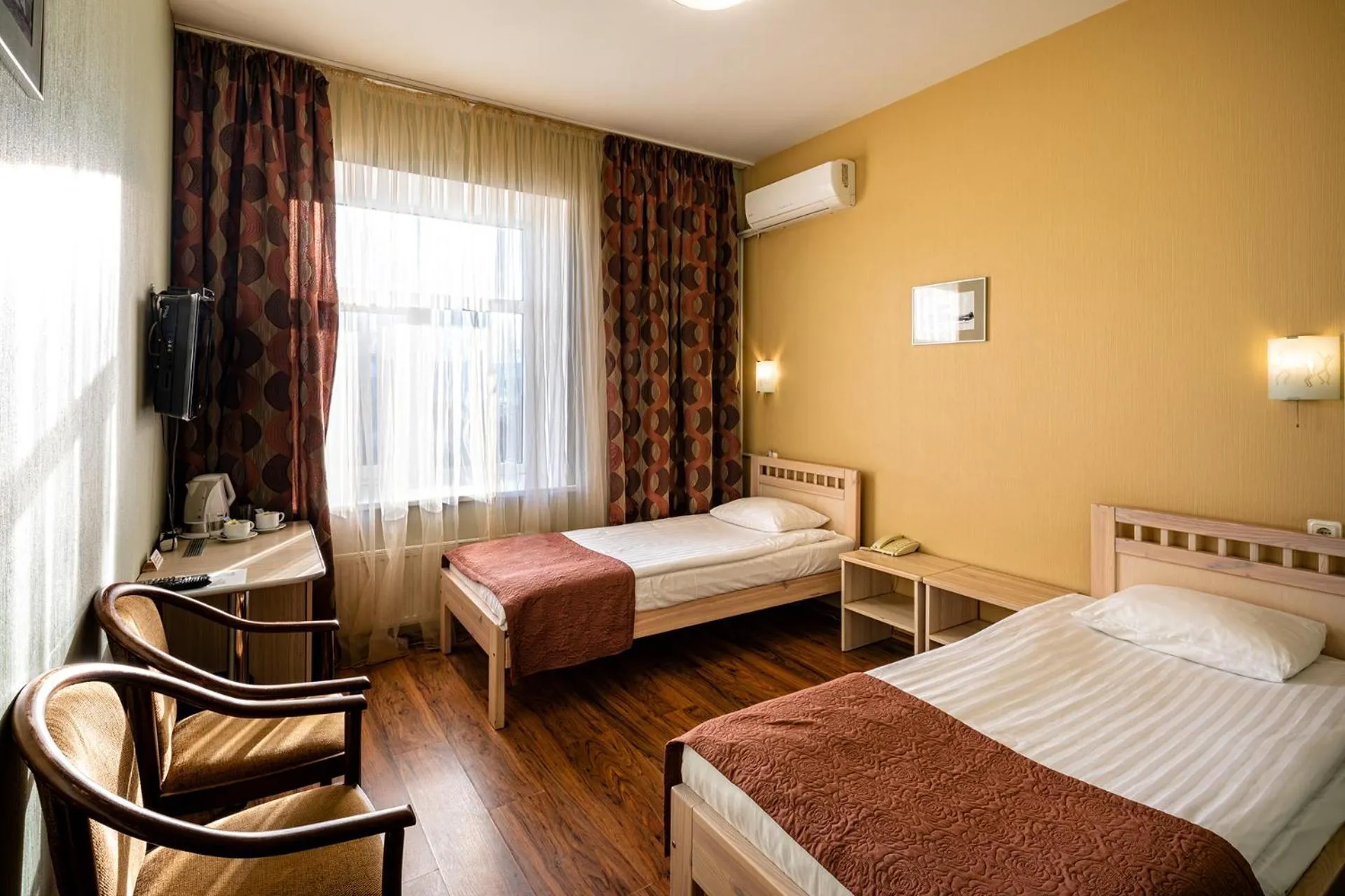 Photo of the whole room, Bed in Biplan Hotel