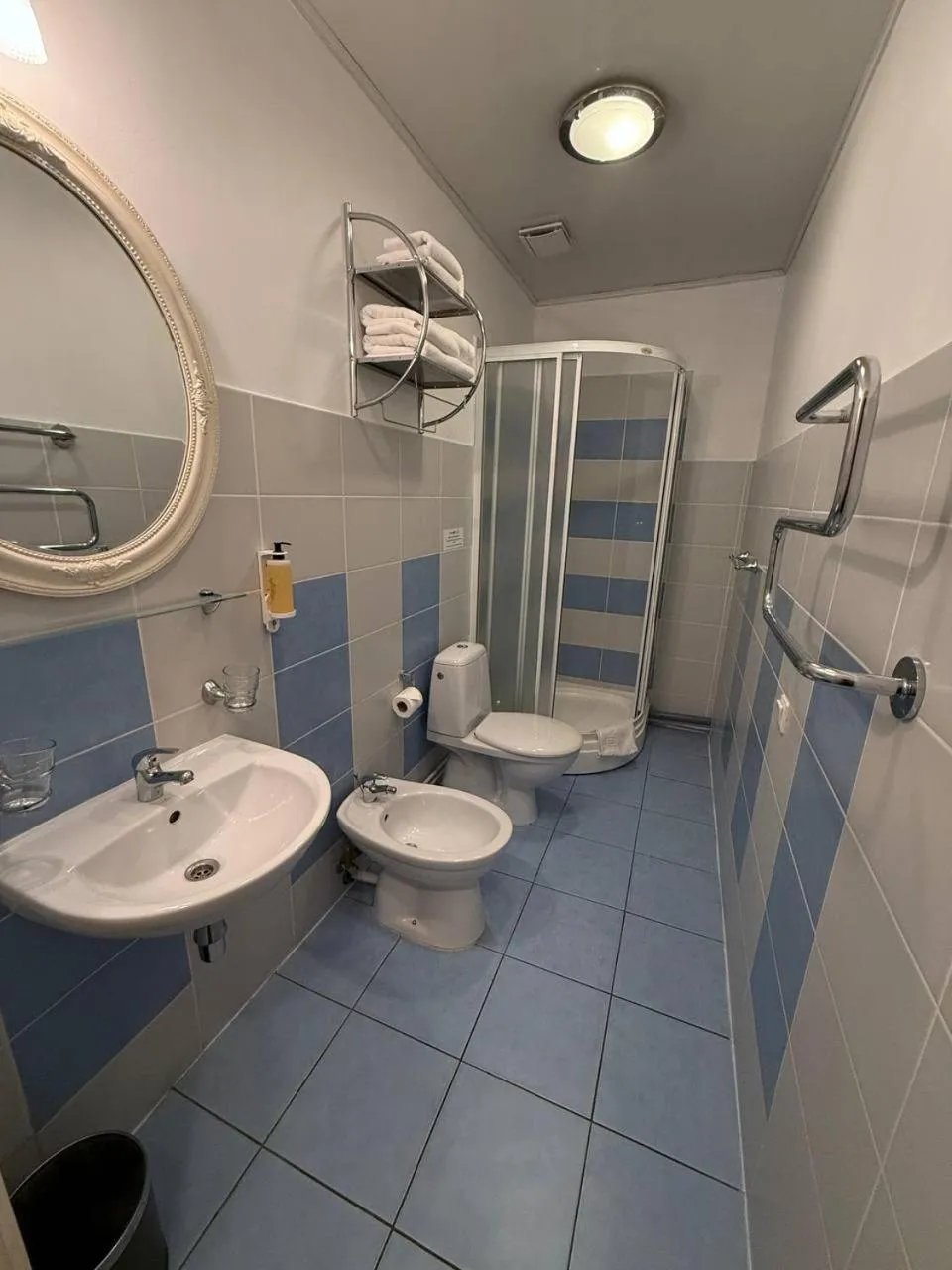 Shower in Biplan Hotel