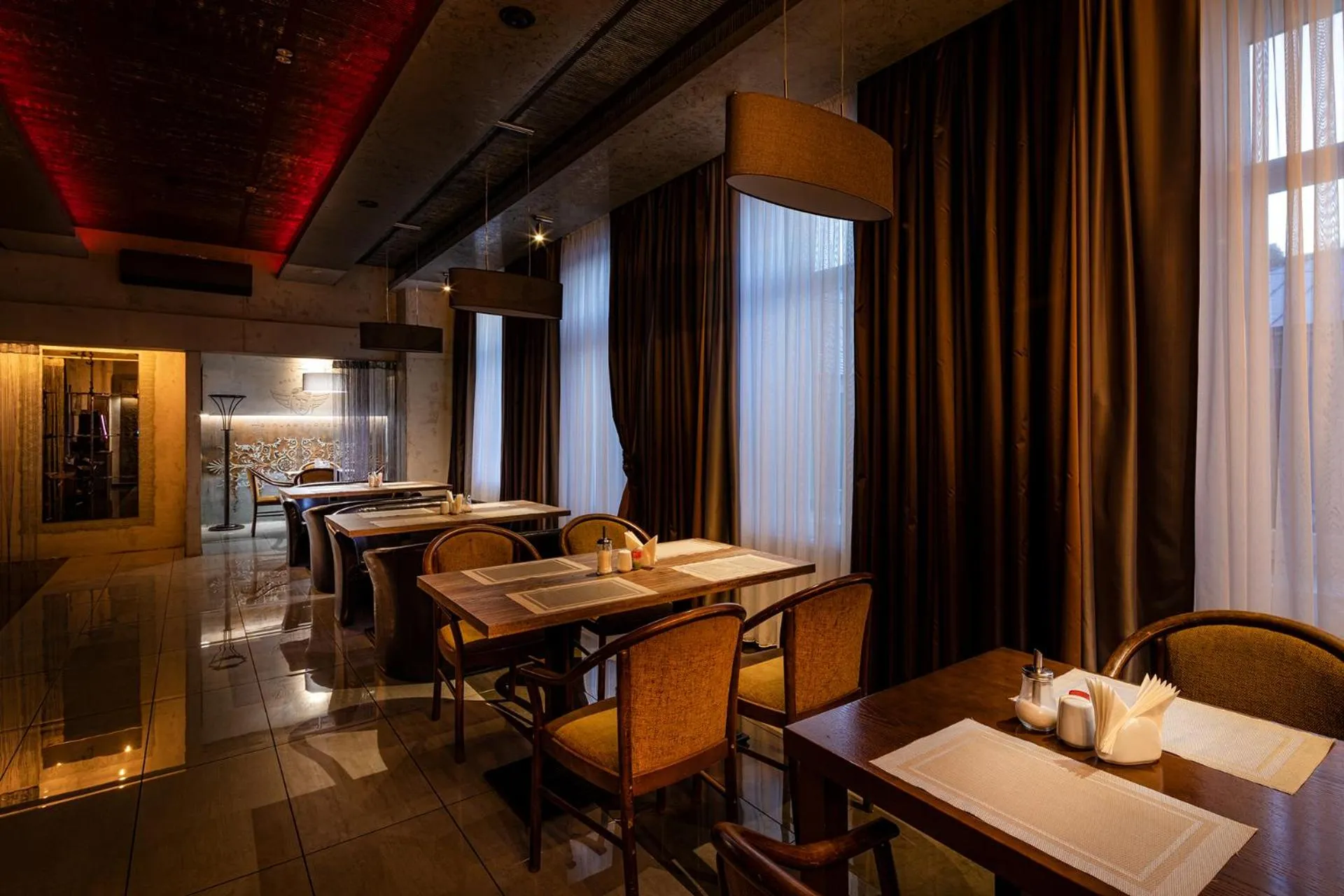 Restaurant/places to eat in Biplan Hotel