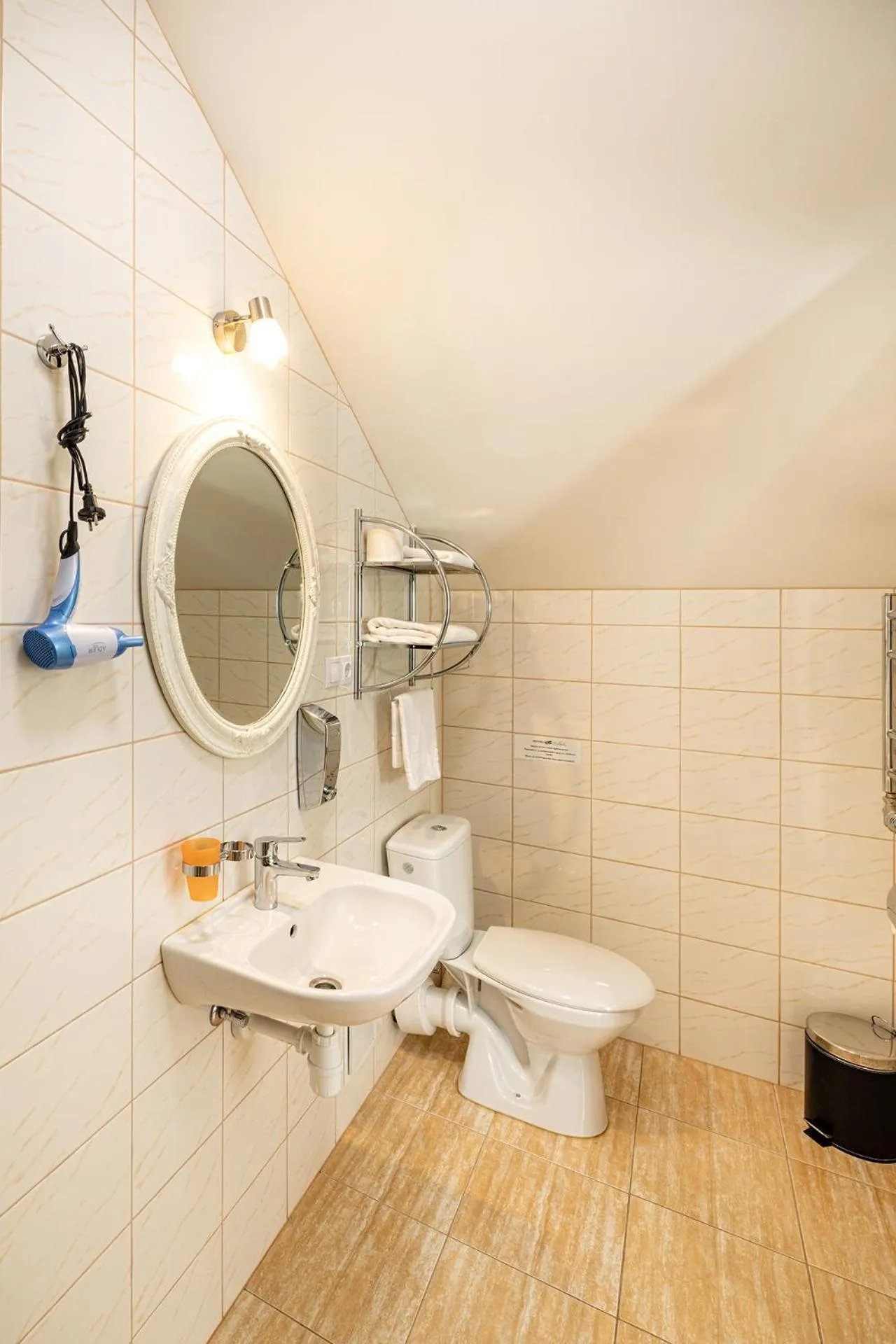 Toilet in Biplan Hotel