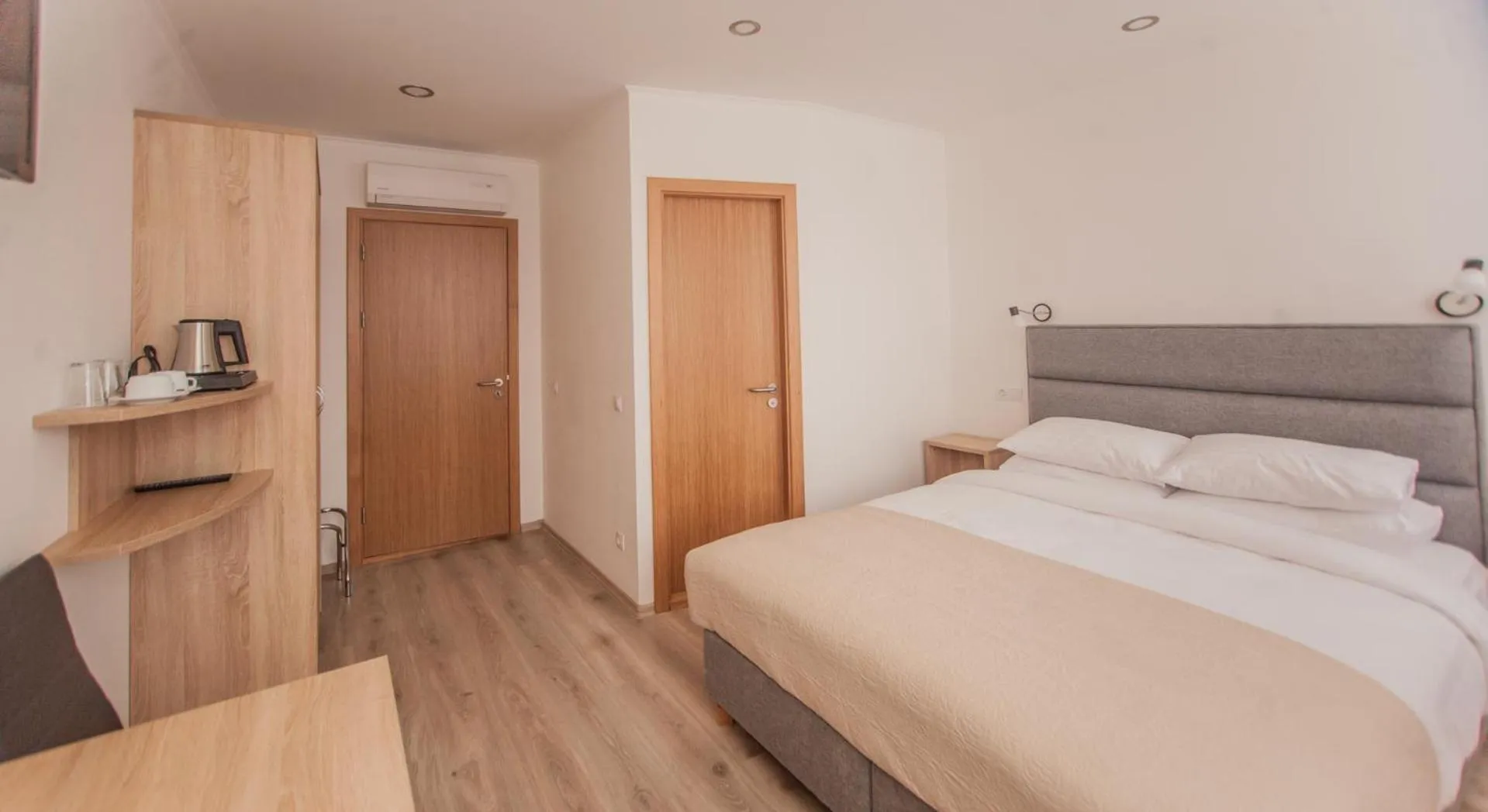 Photo of the whole room, Bed in Biplan Hotel