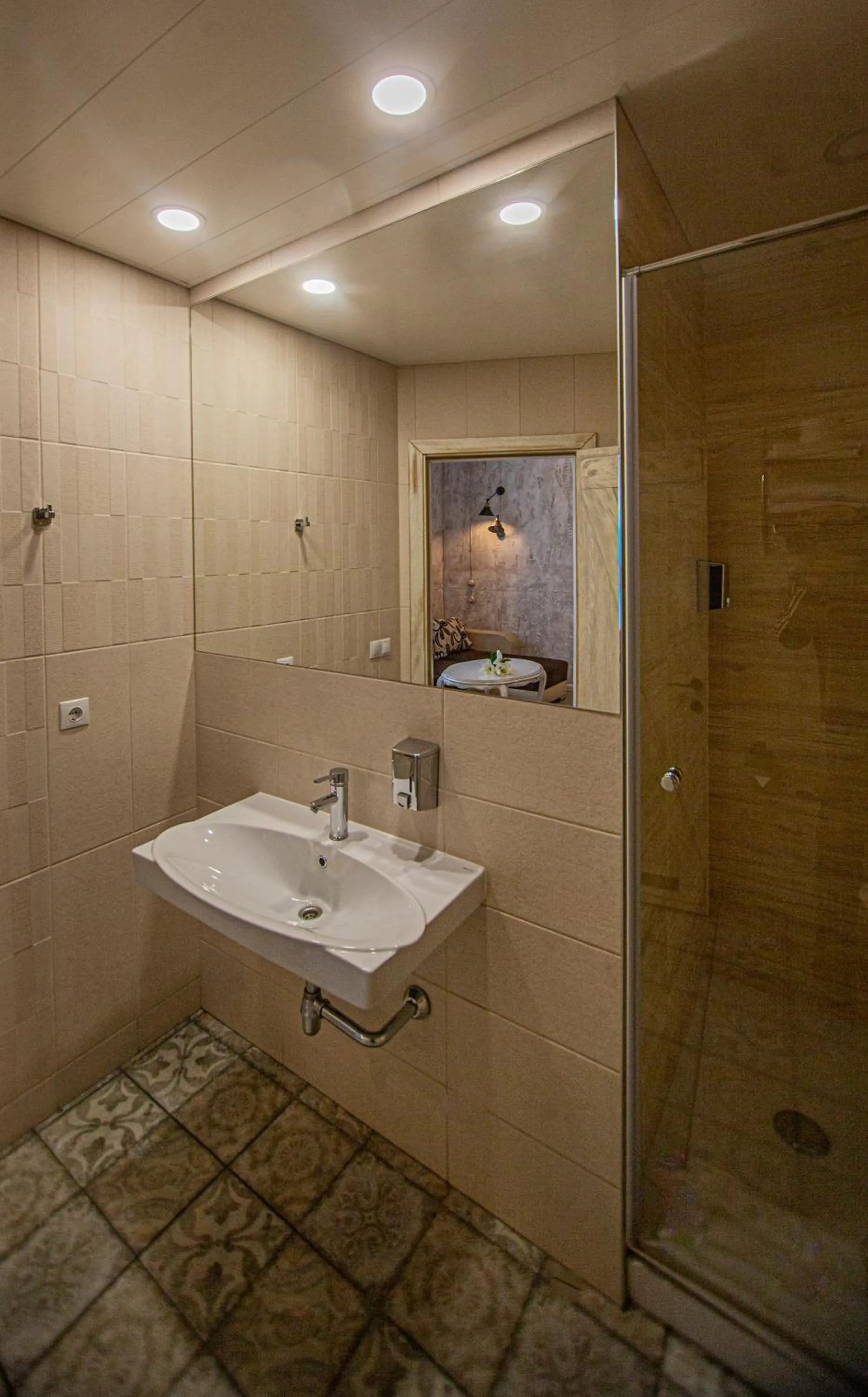 Shower in Biplan Hotel