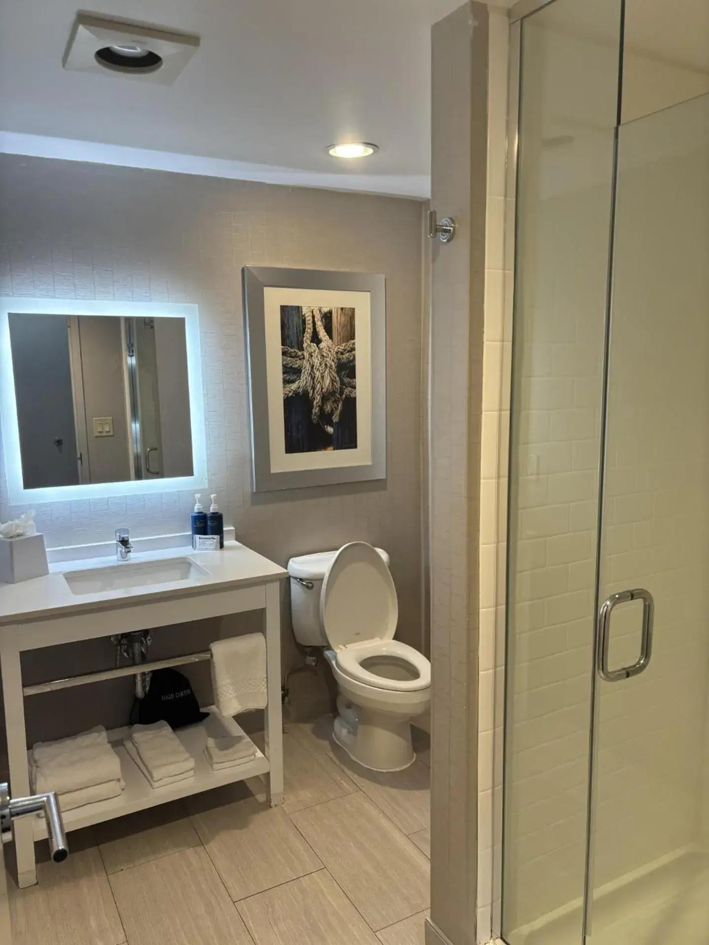 Traditional, Guest room, Queen in Four Points by Sheraton Charlotte - Lake Norman Traditional, Guest room, Queen in Four Points by Sheraton Charlotte - Lake Norman