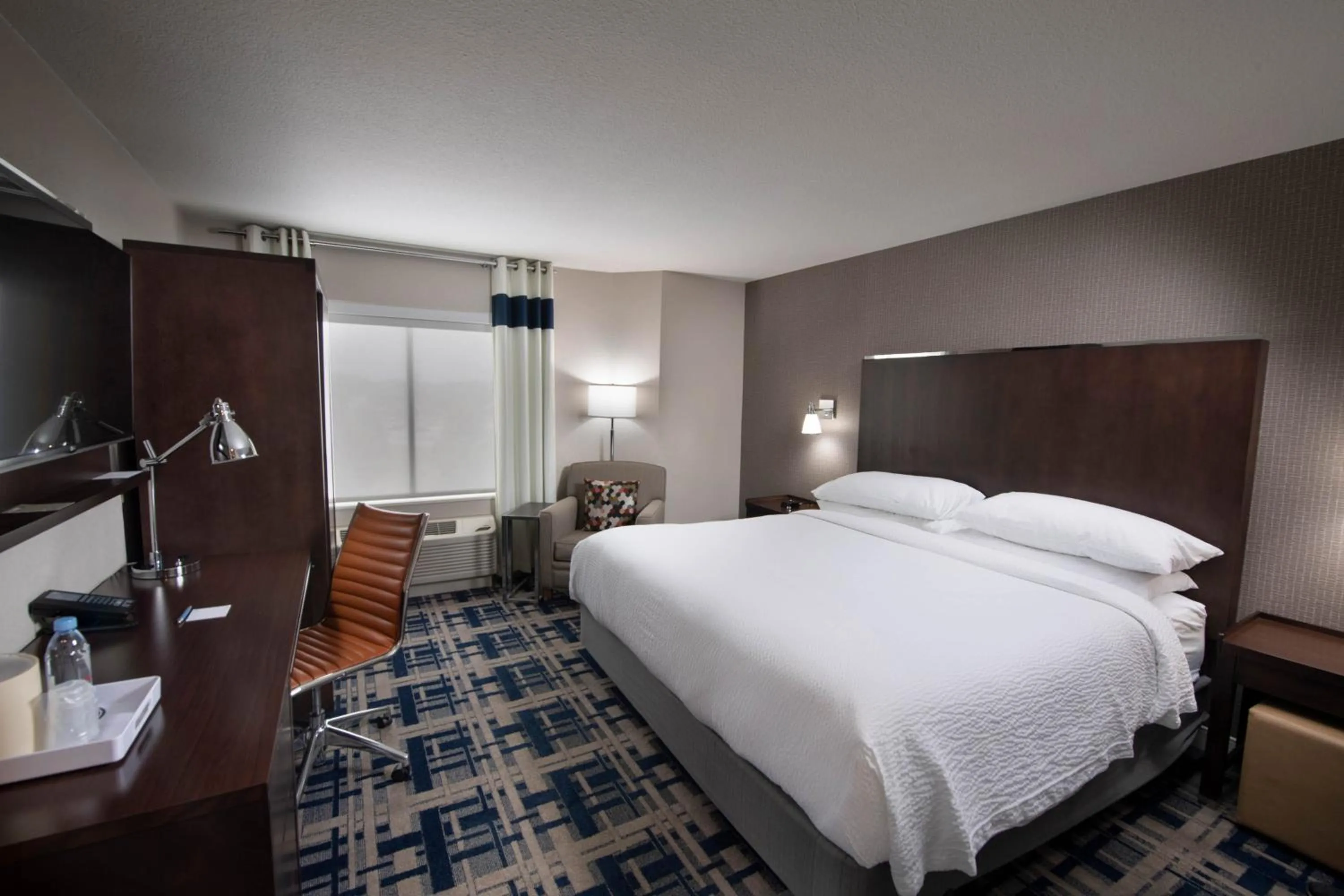 Photo of the whole room, Bed in Four Points by Sheraton Charlotte - Lake Norman