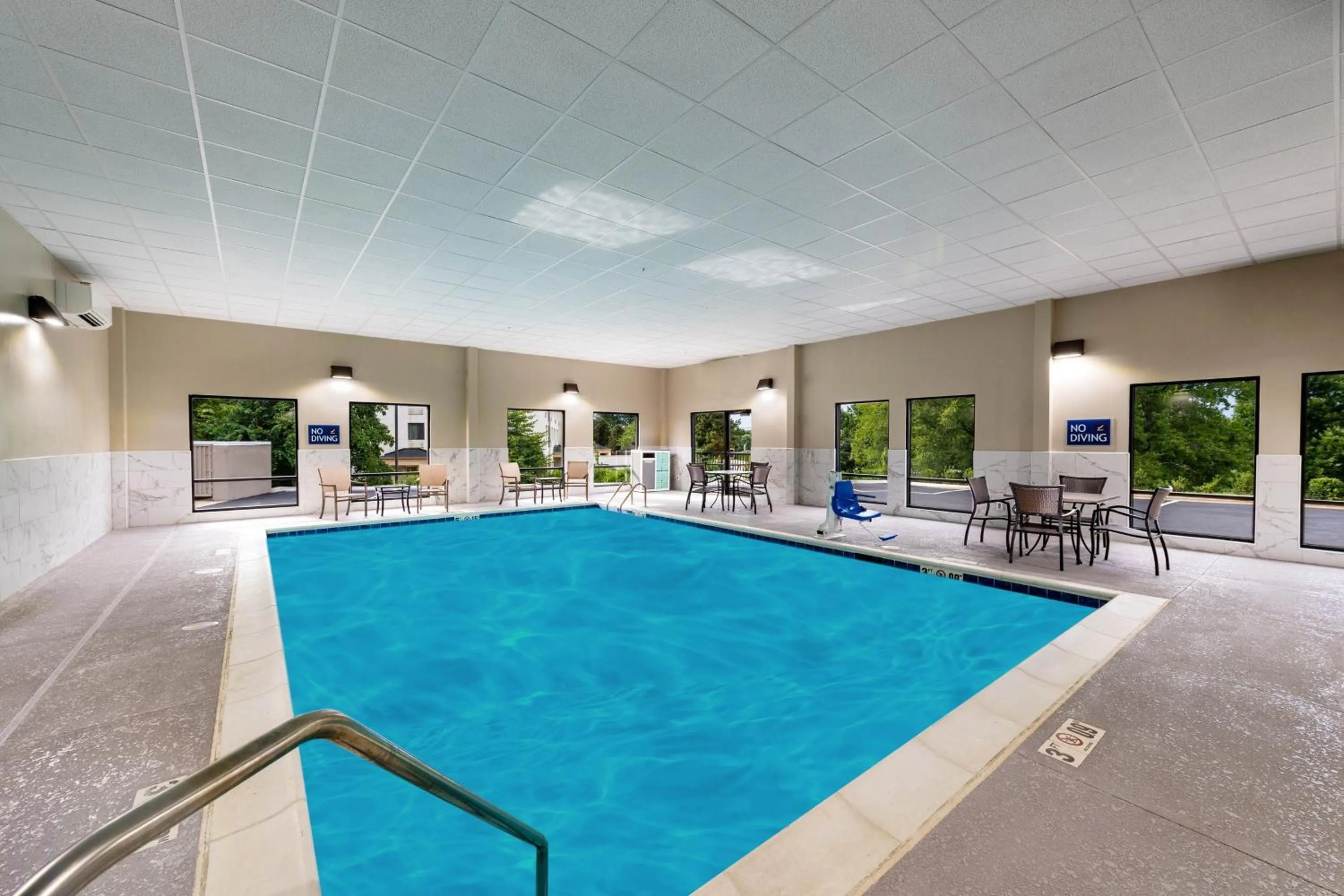 Swimming pool in Four Points by Sheraton Charlotte - Lake Norman