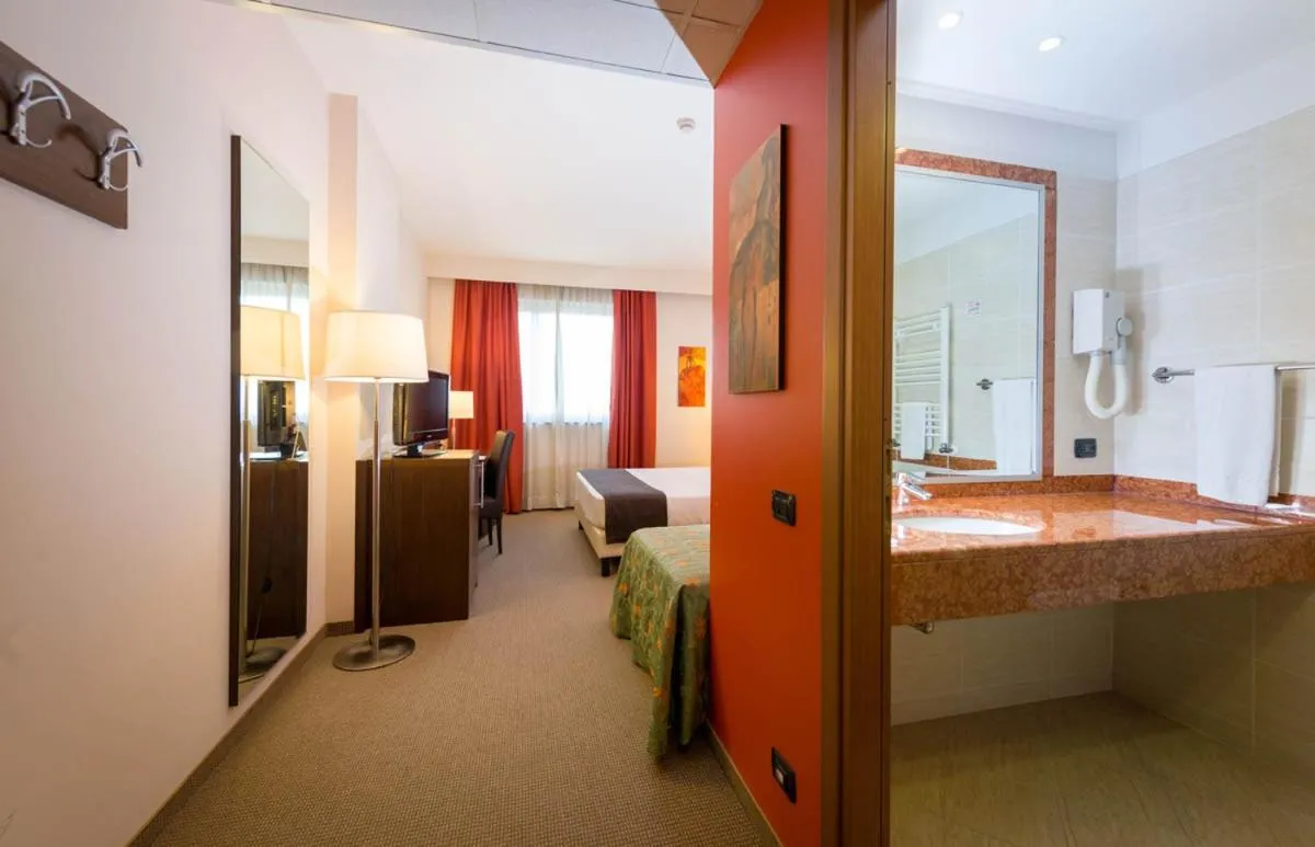 Bathroom, Bed in Torino Hotel San Luigi - Ristorante Trait d'Union