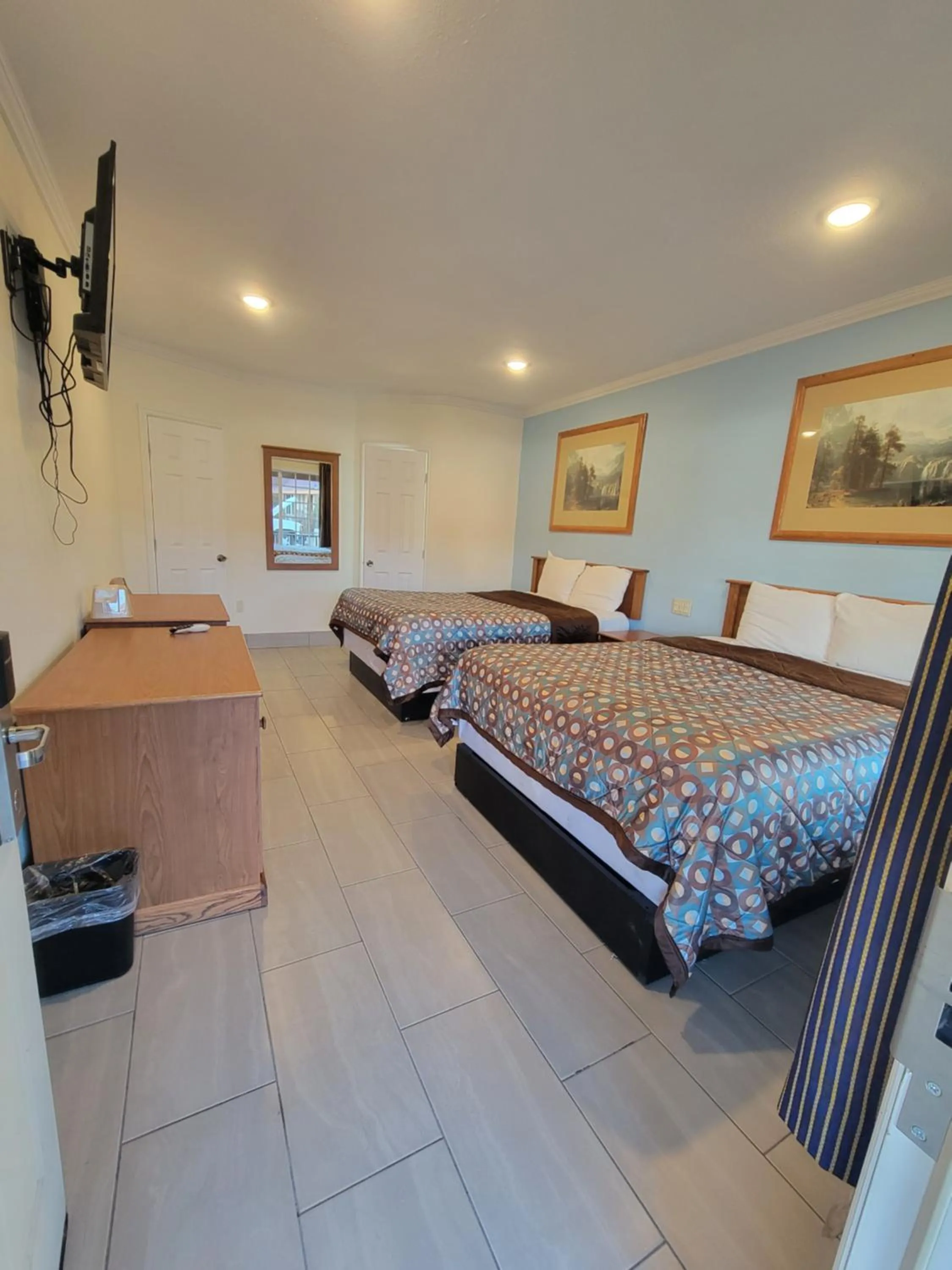 Bedroom, Bed in Townhouse Motel