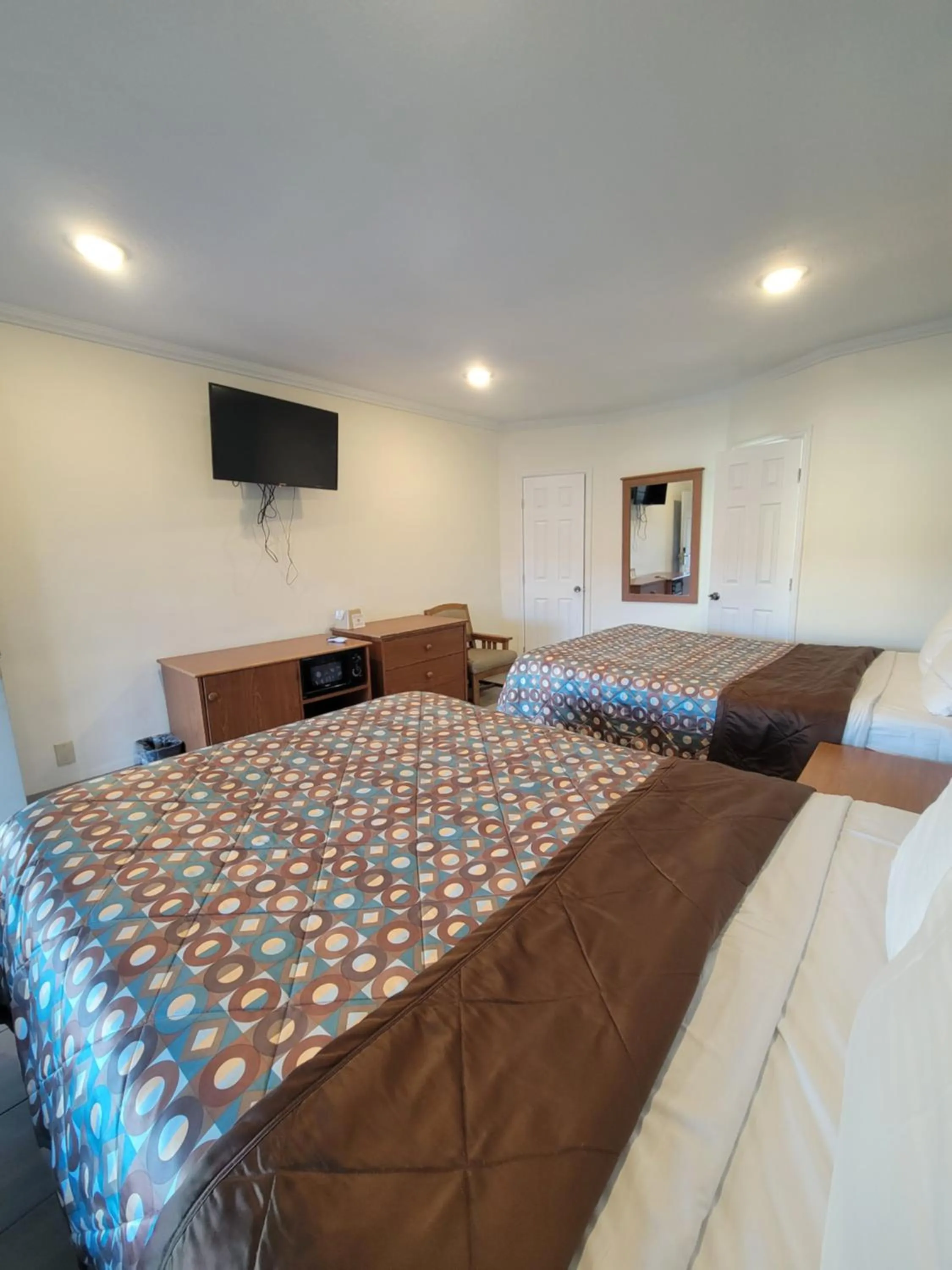 Bedroom, Bed in Townhouse Motel